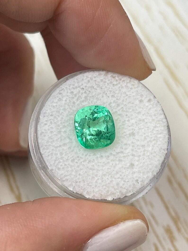Moderno 3,25 Carati 9x8 Smeraldo colombiano verde giallastro - Lussuoso taglio a cuscino May Gems in vendita