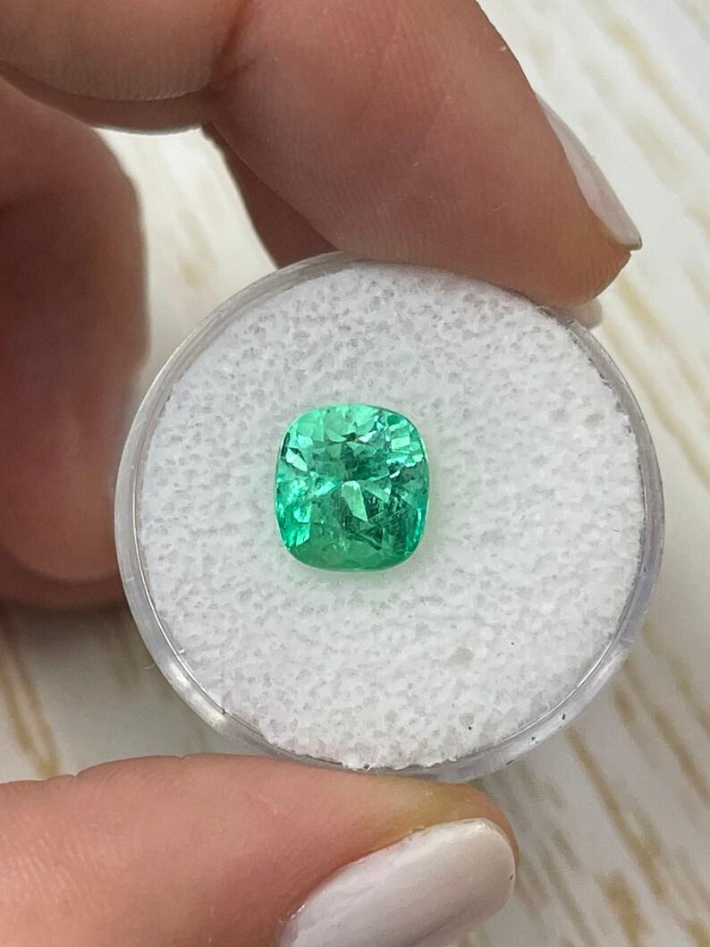 A. Stone: Smeraldo
Peso: 3,25 carati
Forma: Taglio a cuscino
Chiarezza: Trasparente
Lucentezza: Eccellente-Molto buona
Colore: Verde giallastro
Misure: 8,94 mm x 8,28 mm x 7,30 mm
Origine geografica: Colombia
Trattamento: Naturale,