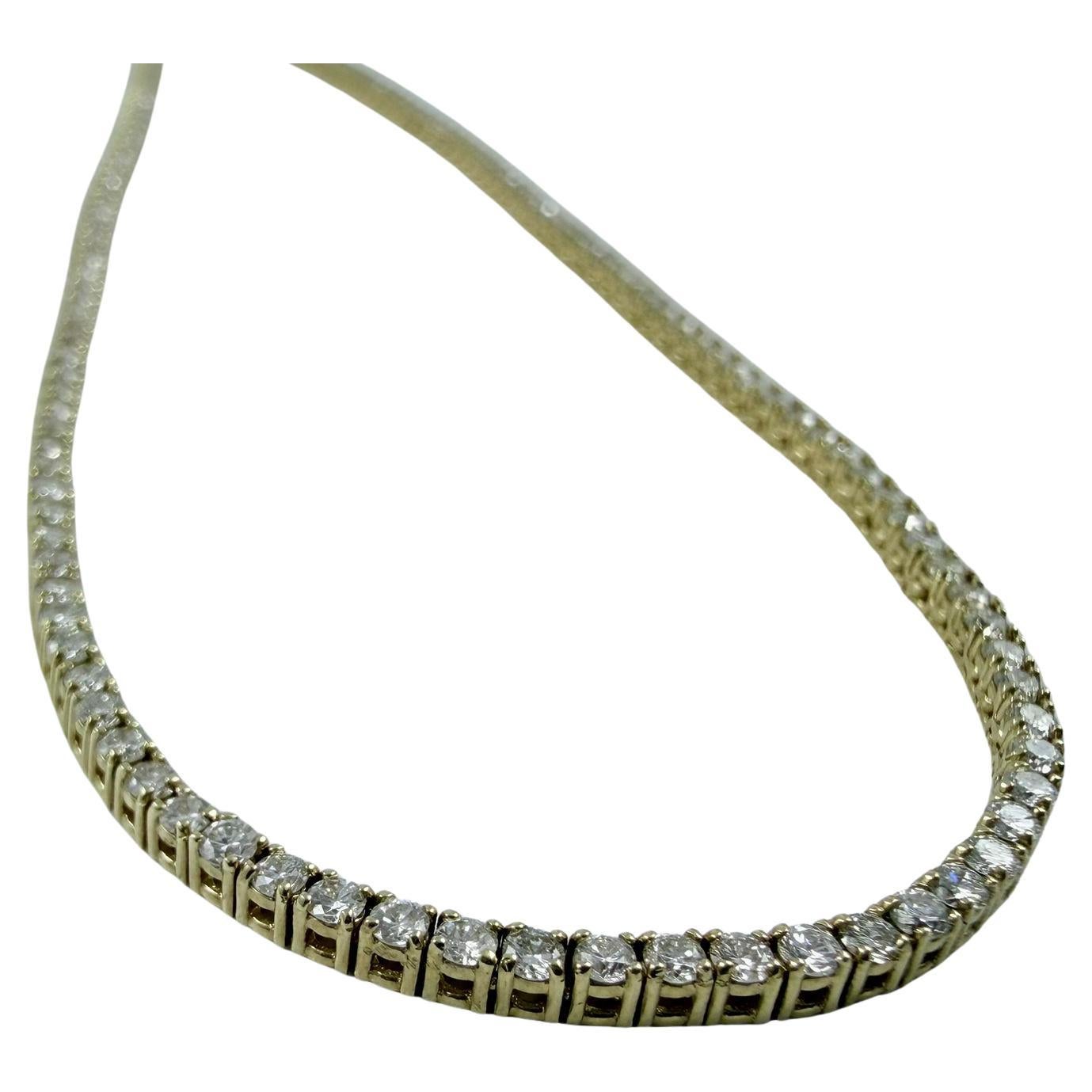 Questa elegante collana di diamanti è stata progettata per essere versatile e brillante, con un flusso continuo di 144 diamanti rotondi a taglio brillante che brillano meravigliosamente a ogni movimento. Realizzata in luminoso oro rosa 14 carati, la