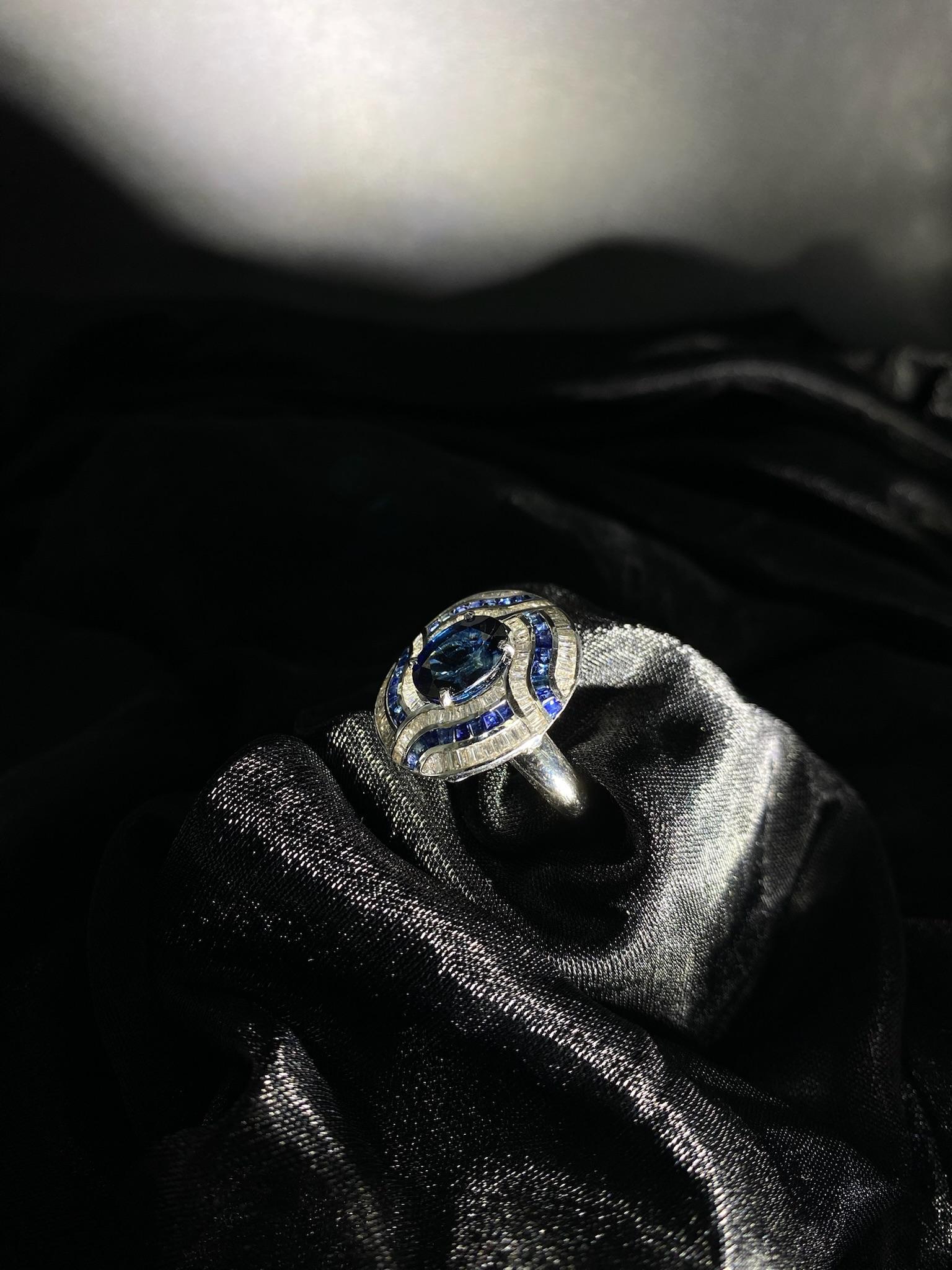 Oval Cut 3.25 Carat Blue Sapphire Deco-Style Ruby Ring in 18K Gold For Sale