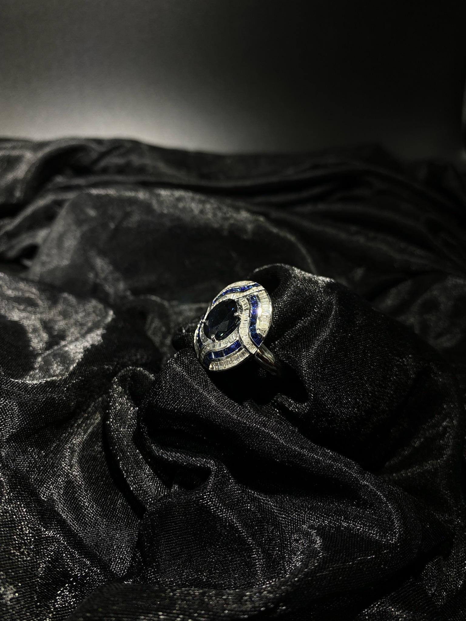 3.25 Carat Blue Sapphire Deco-Style Ruby Ring in 18K Gold In Good Condition For Sale In New York, NY