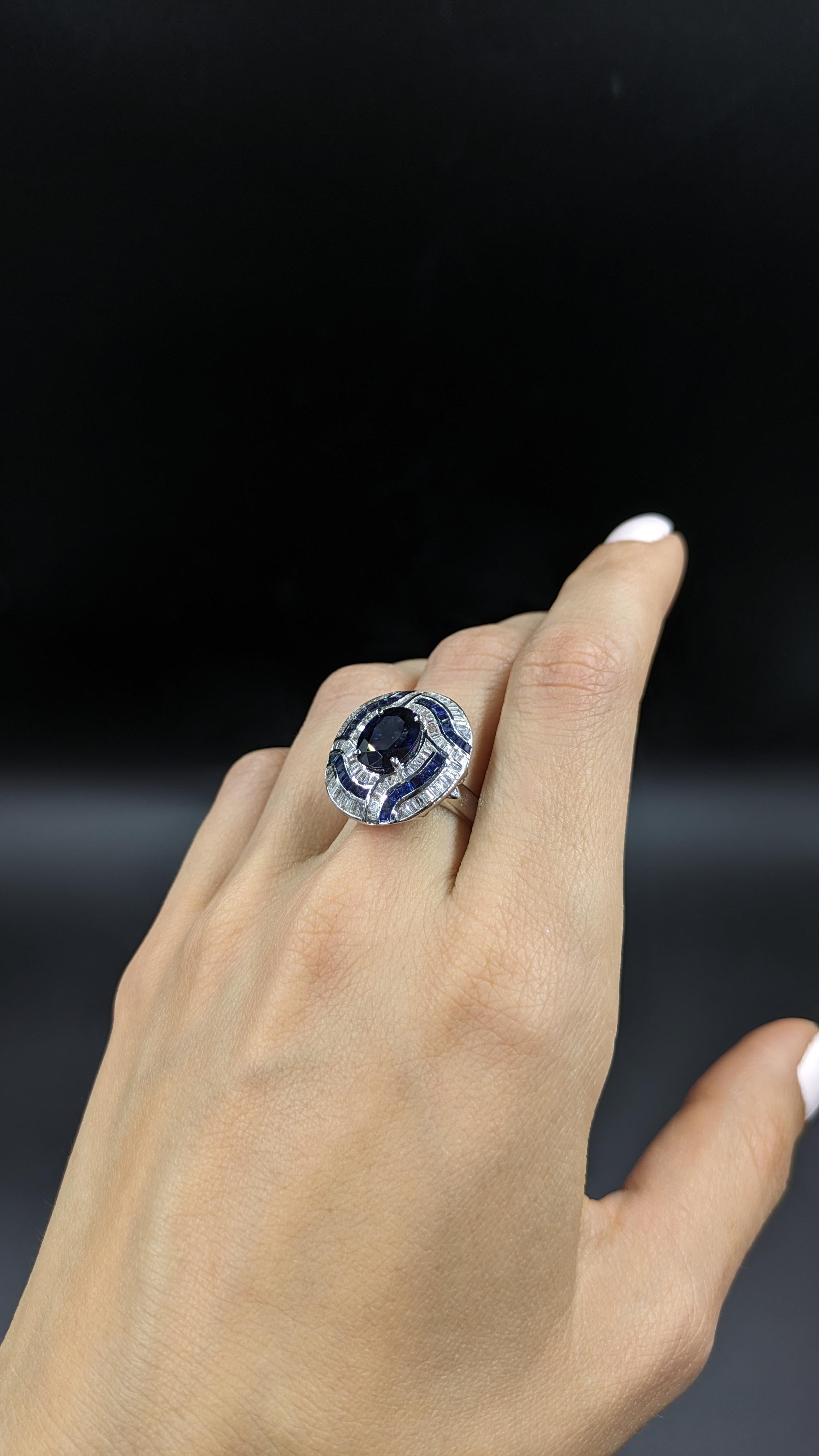 Women's or Men's 3.25 Carat Blue Sapphire Deco-Style Ruby Ring in 18K Gold For Sale
