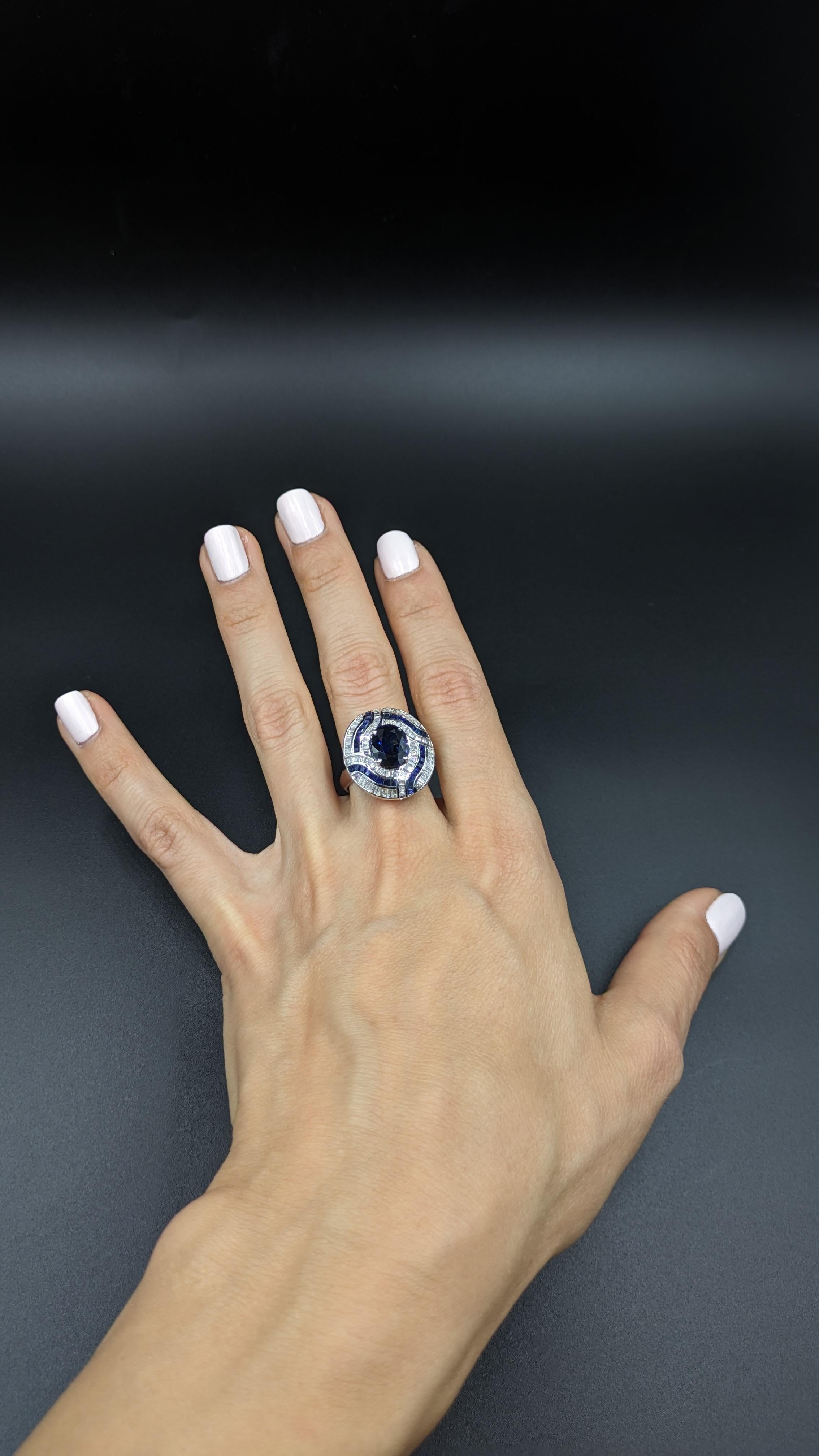 3.25 Carat Blue Sapphire Deco-Style Ruby Ring in 18K Gold For Sale 1