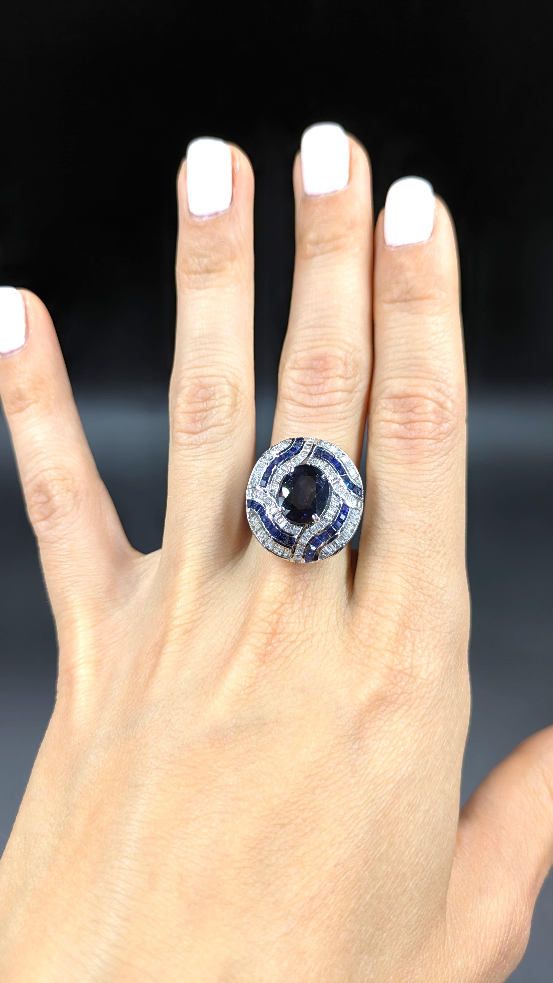3.25 Carat Blue Sapphire Deco-Style Ruby Ring in 18K Gold For Sale 2