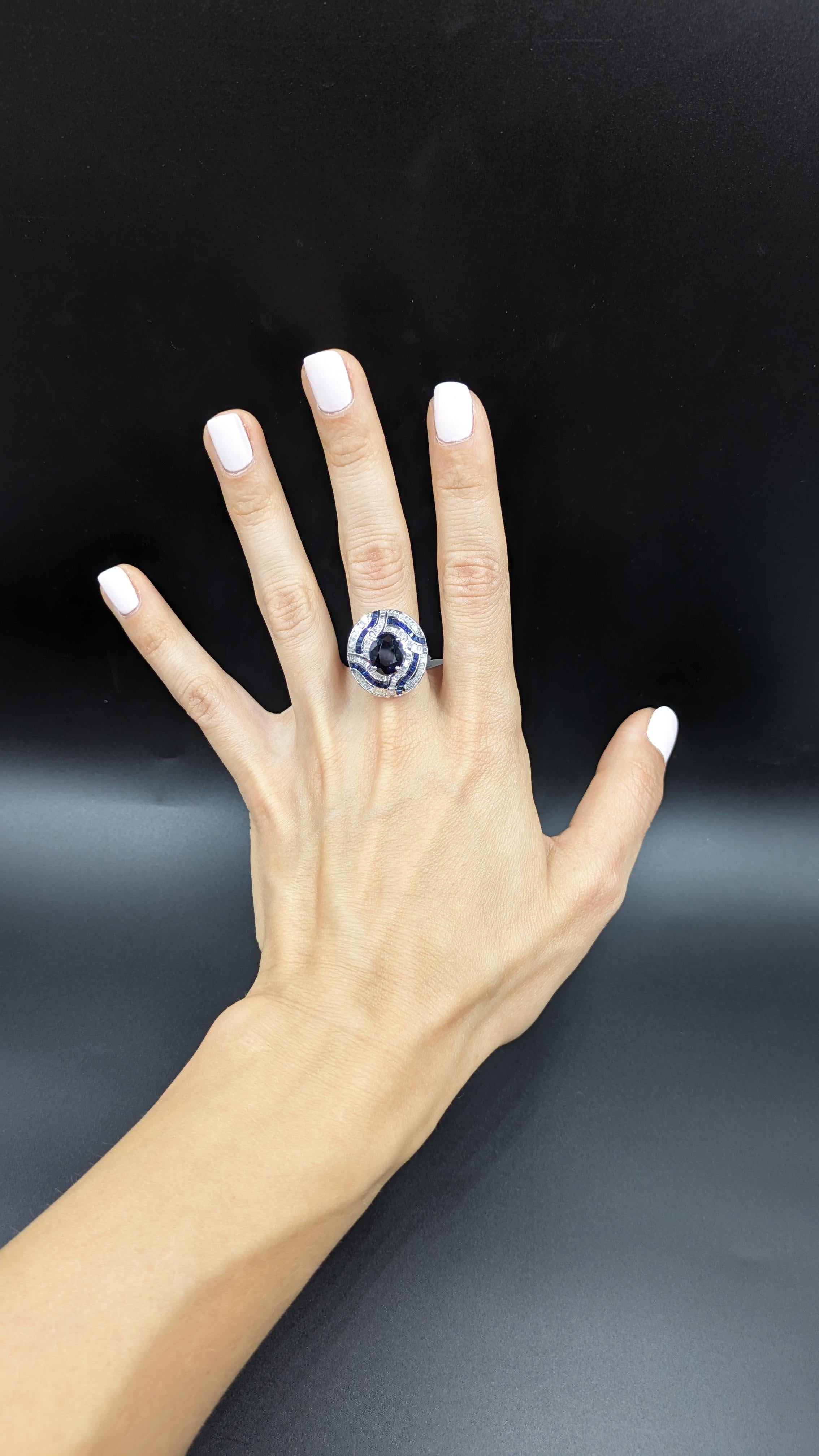 3.25 Carat Blue Sapphire Deco-Style Ruby Ring in 18K Gold For Sale 3