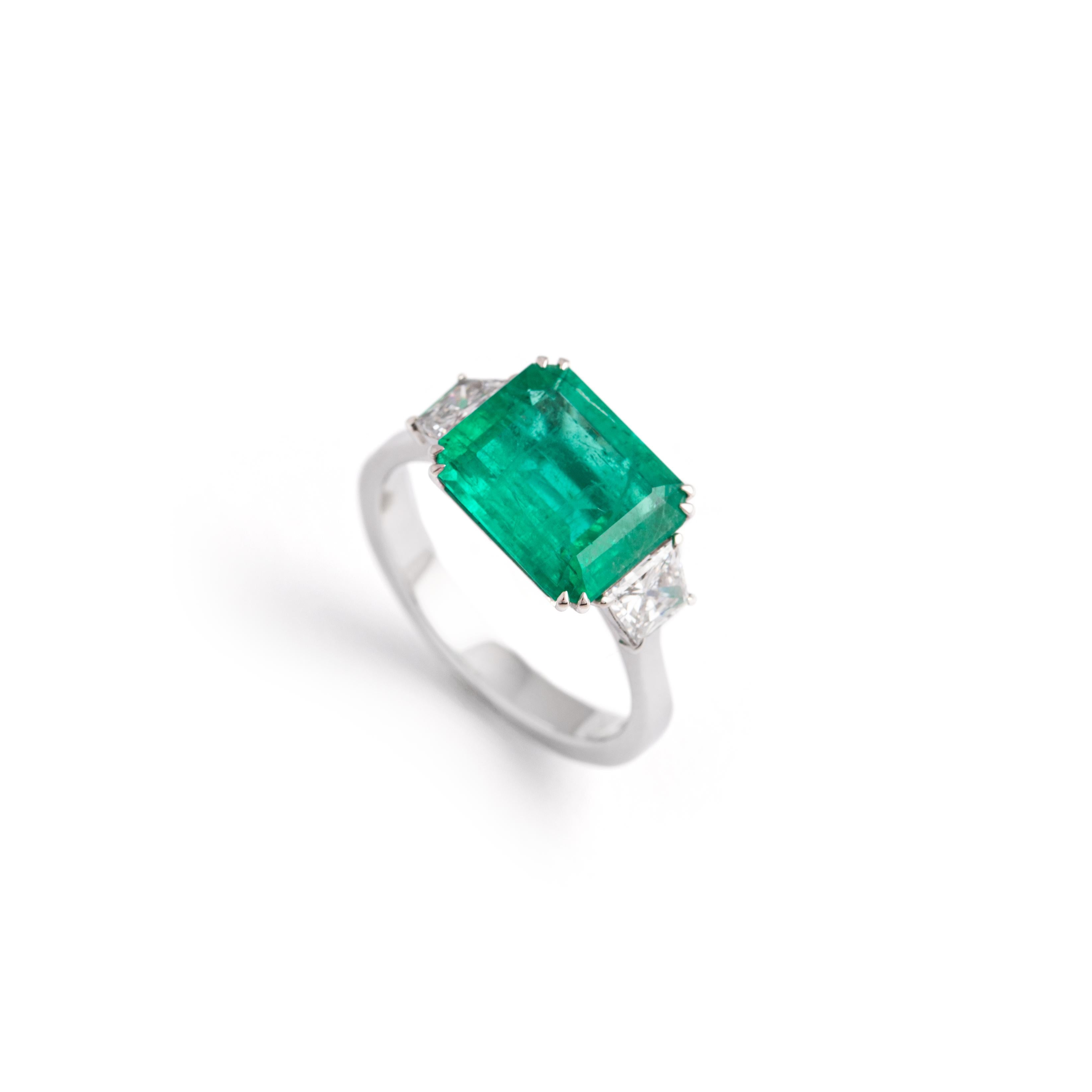 3.25 Carat Colombian Emerald Ring In Excellent Condition For Sale In Geneva, CH