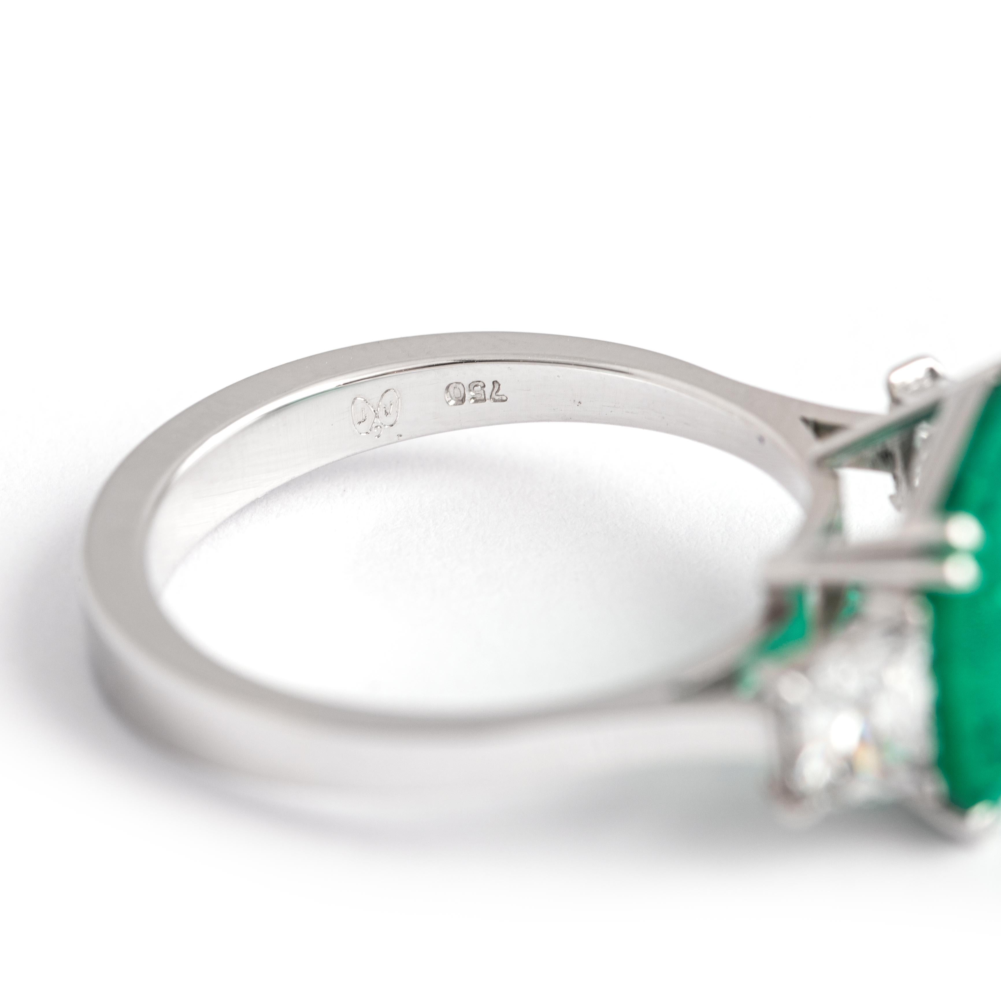 Women's or Men's 3.25 Carat Colombian Emerald Ring For Sale