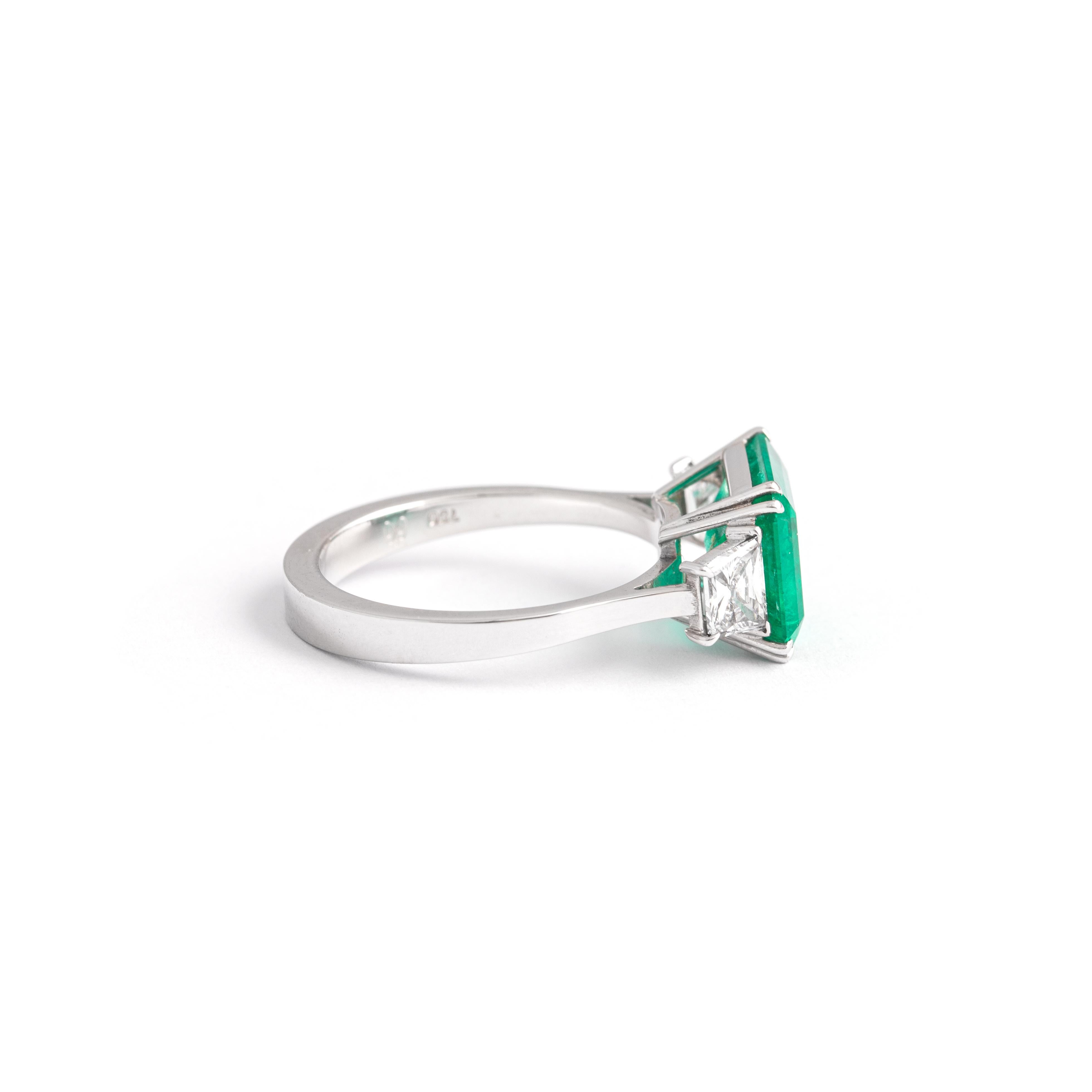 Women's or Men's 3.25 Carat Colombian Emerald Ring For Sale