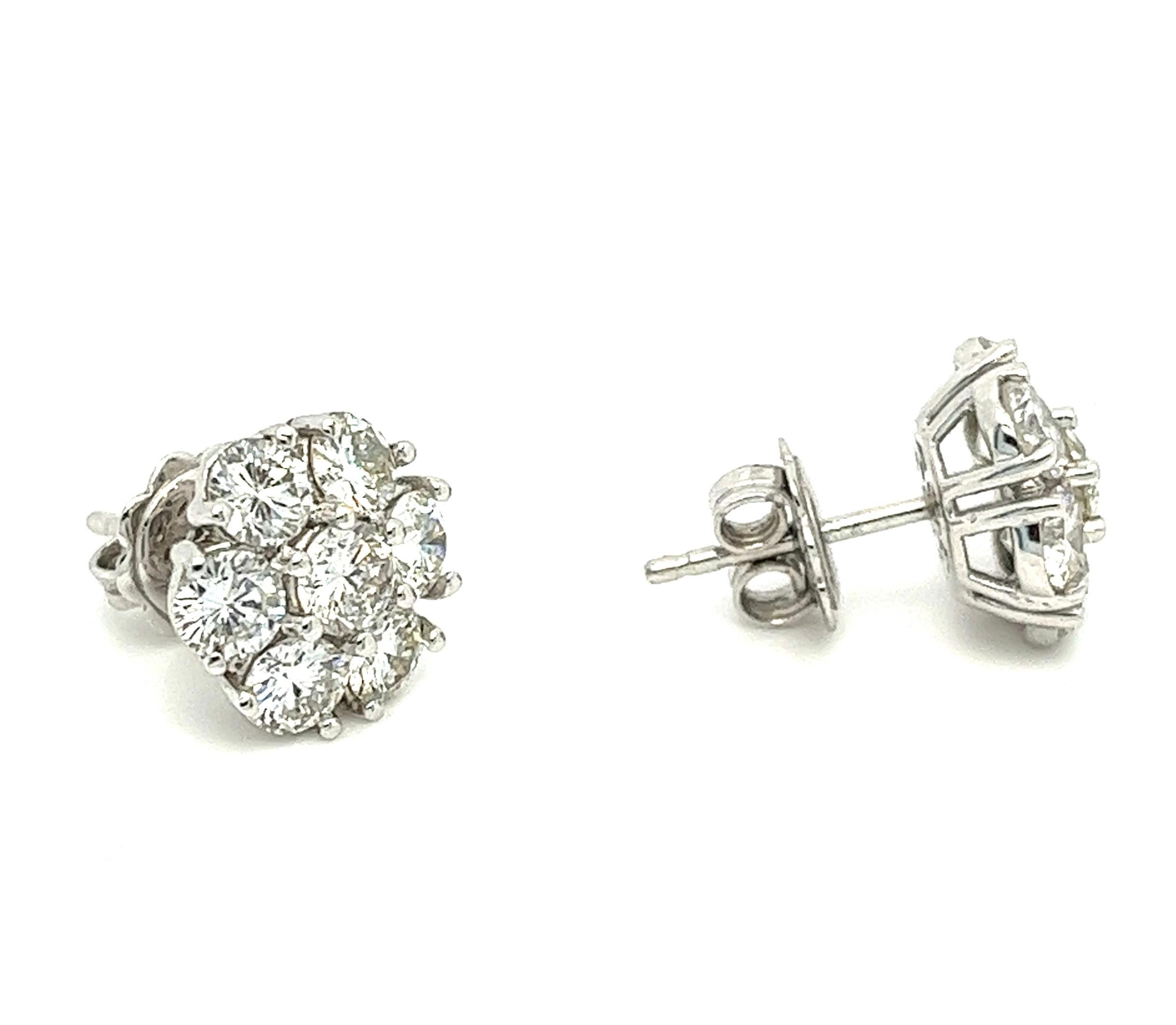 3.25 carat Diamond Cluster Stud Earring in 14K. In Excellent Condition For Sale In Miami, FL