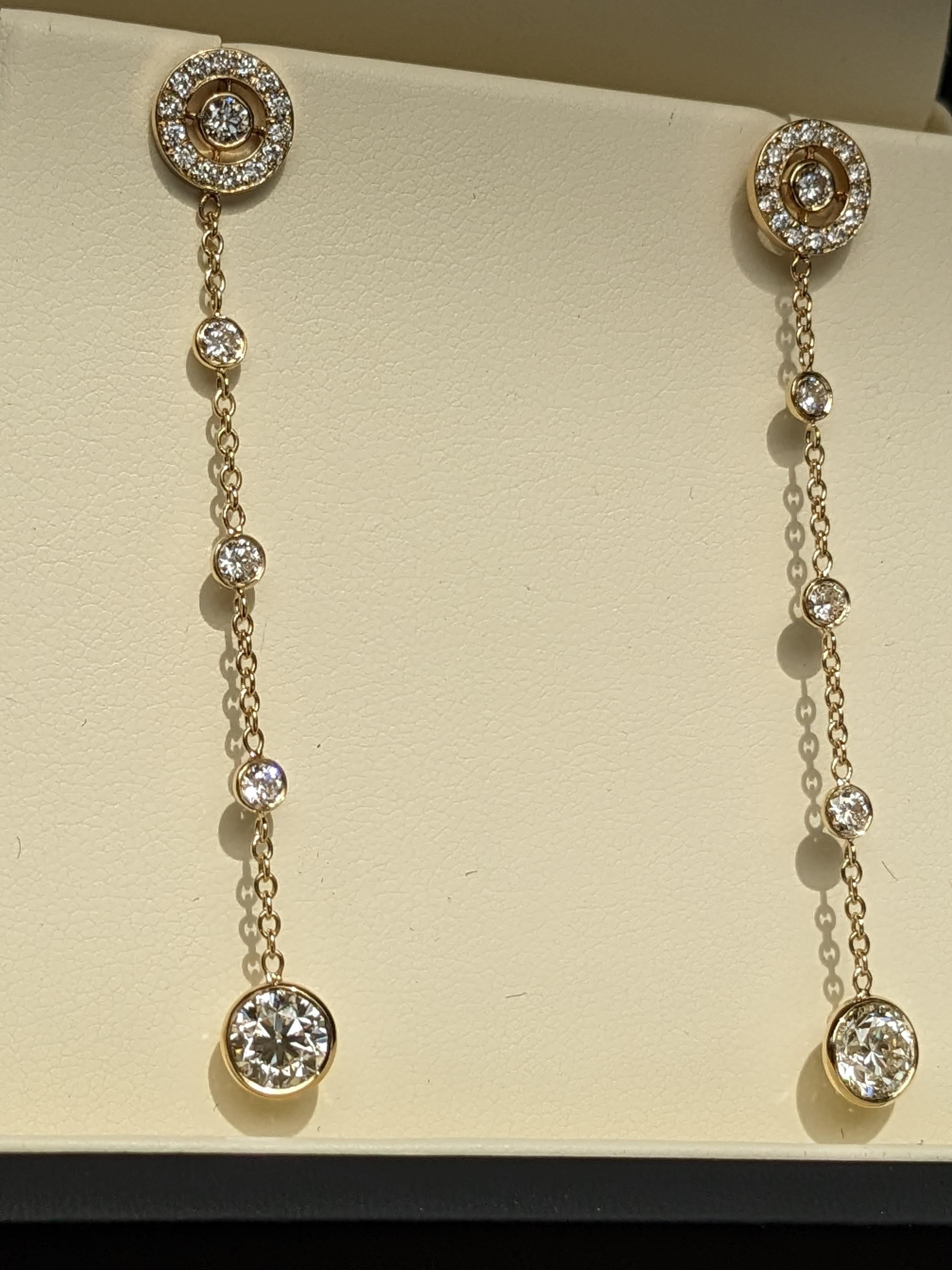 Orecchini pendenti con diamanti da 3,25 carati in oro 18k in vendita 4