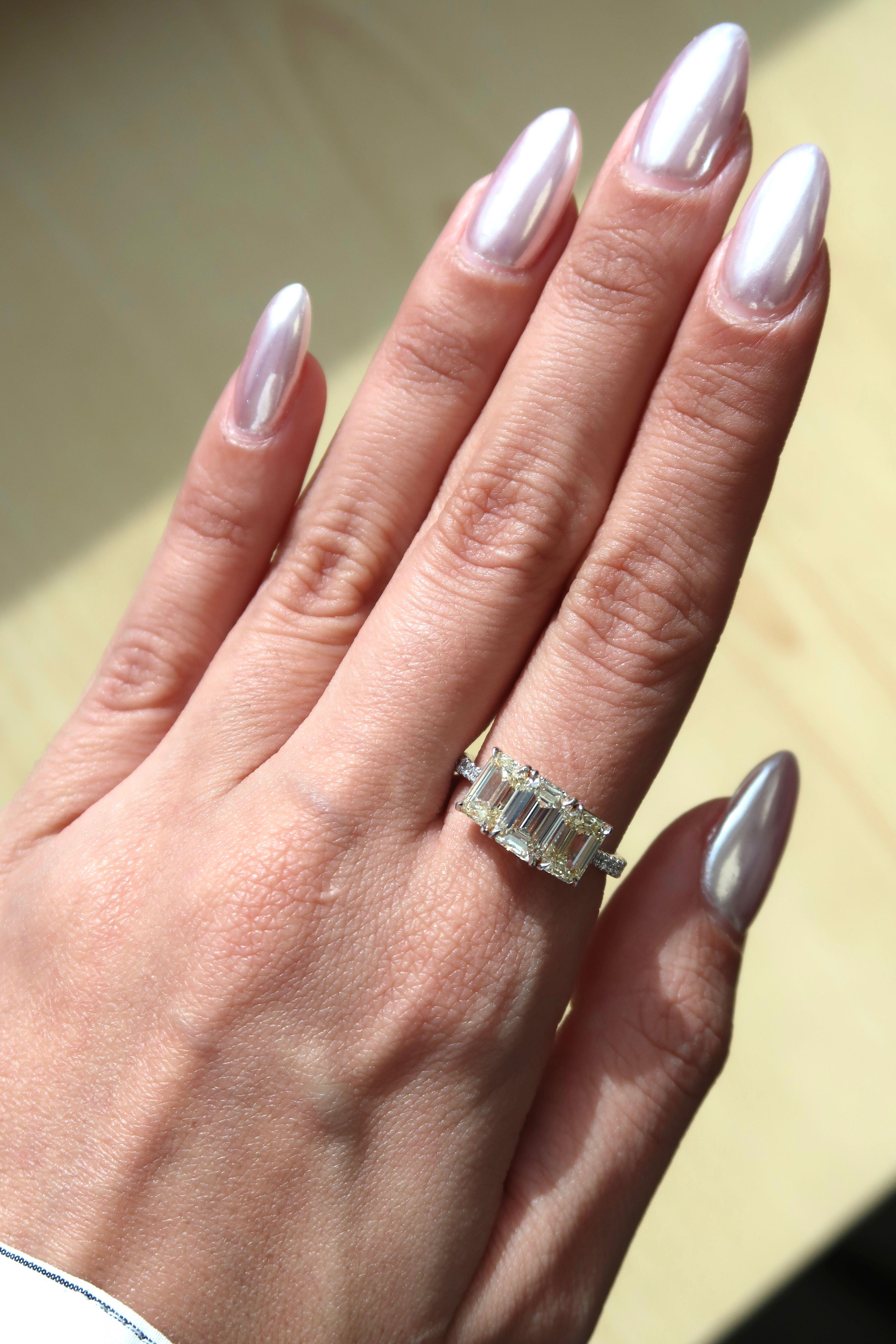 Donna Anello a tre pietre con diamante giallo smeraldo da 3,25 carati in platino e oro 18 carati in vendita