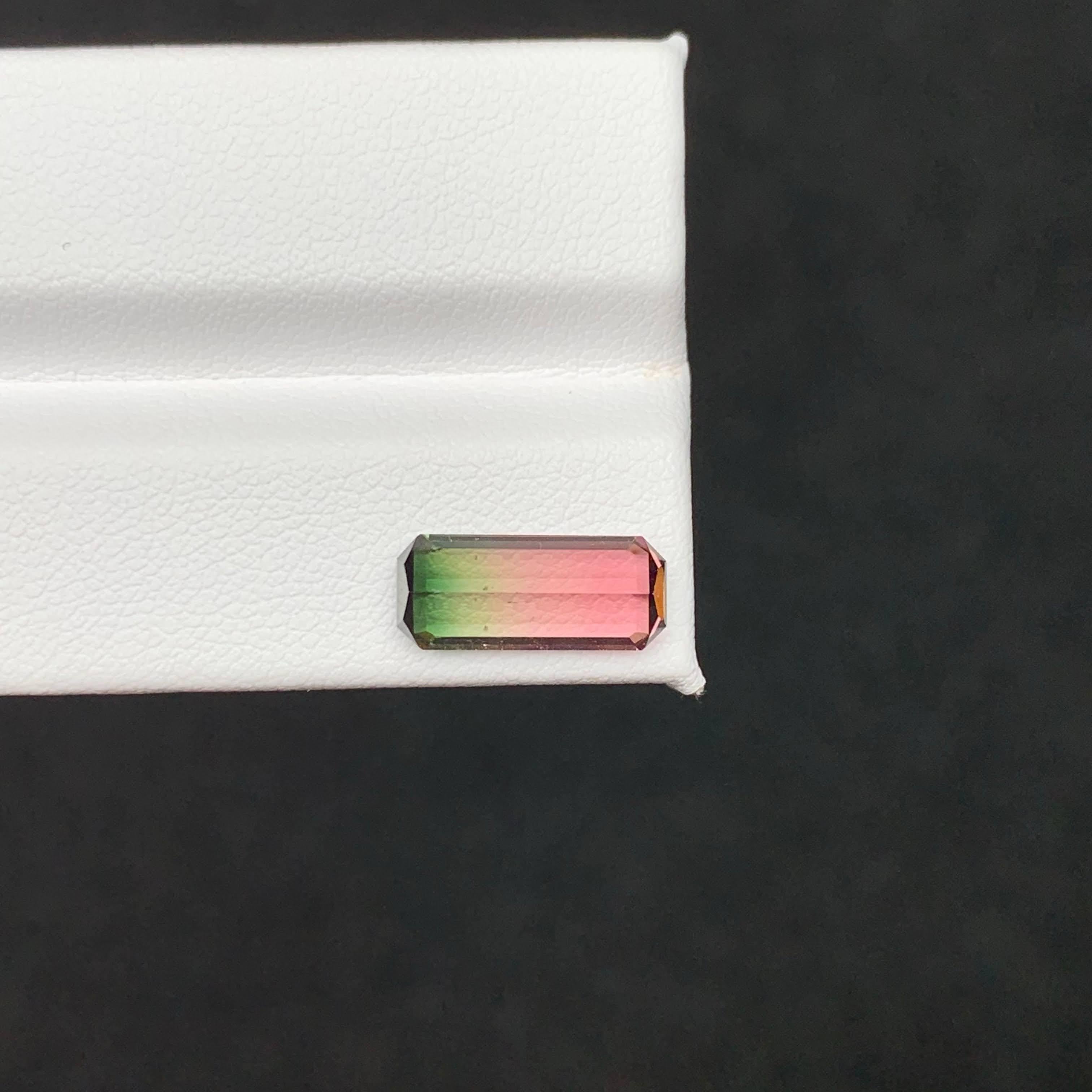 Moderne 3.25 Carat Natural Loose Bicolor Watermelon Tourmaline Emerald Cut Afghan Gem en vente