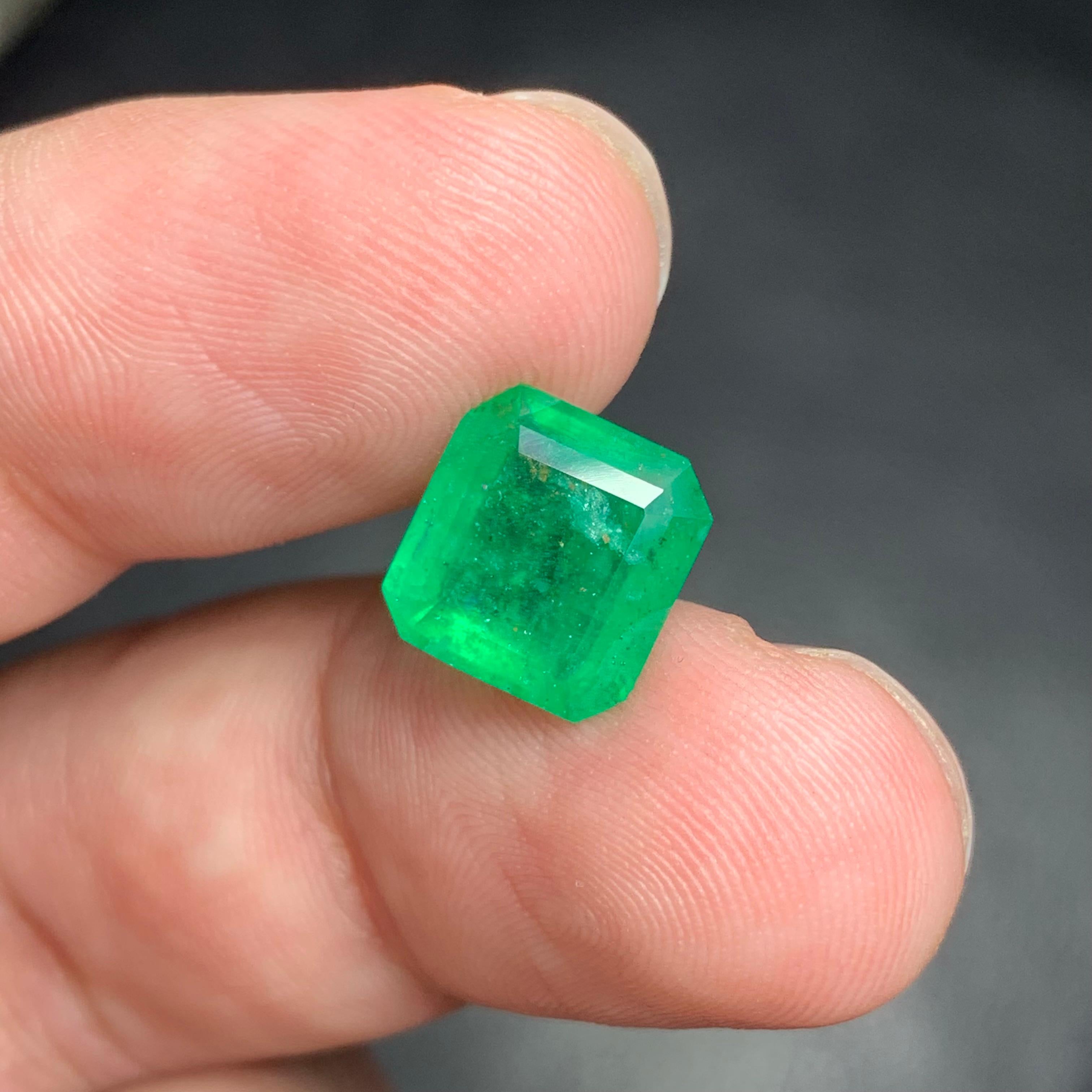 Women's or Men's 3.25 Carat Natural Loose Emerald Gemstone From Pakistan For Sale