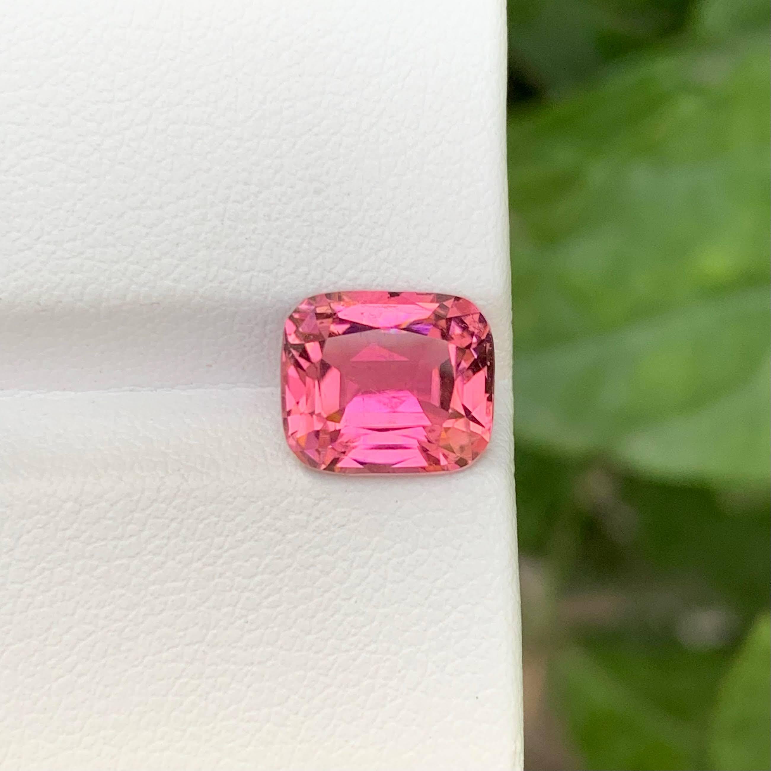 Poids 3,25 carats 
Dimensions 9.4x8.2x5.2mm
Traitement Aucun 
Origine afghane 
Clarity SI
Forme Coupe Coussin 




Cette tourmaline rose vif naturelle de 3,25 carats est une pierre précieuse remarquable, célèbre pour sa teinte rose vif et électrique