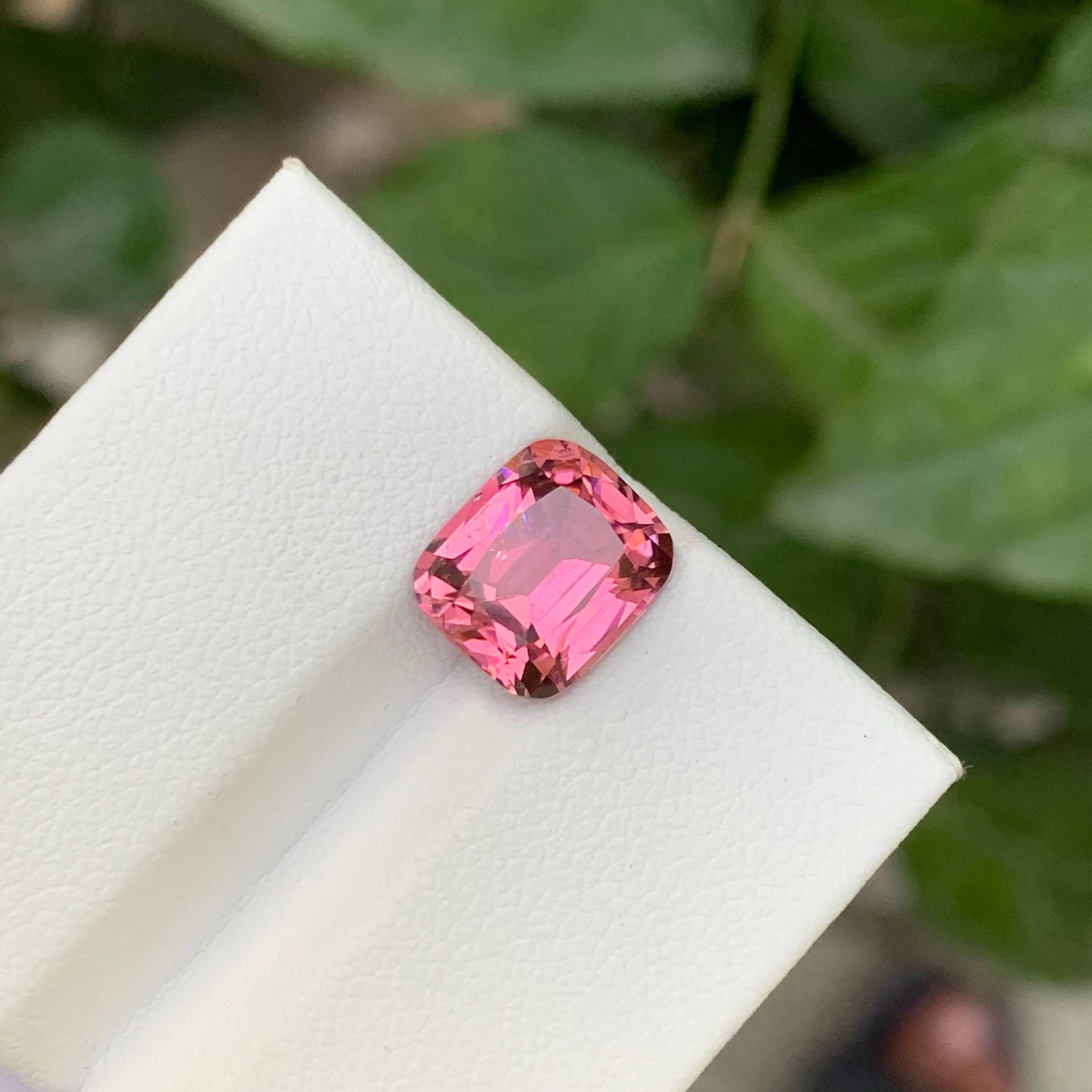 Moderne 3.25 Carat Natural Loose Hot Pink Tourmaline Stone Cushion Cut Afghan Gemstone (pierre précieuse afghane) en vente