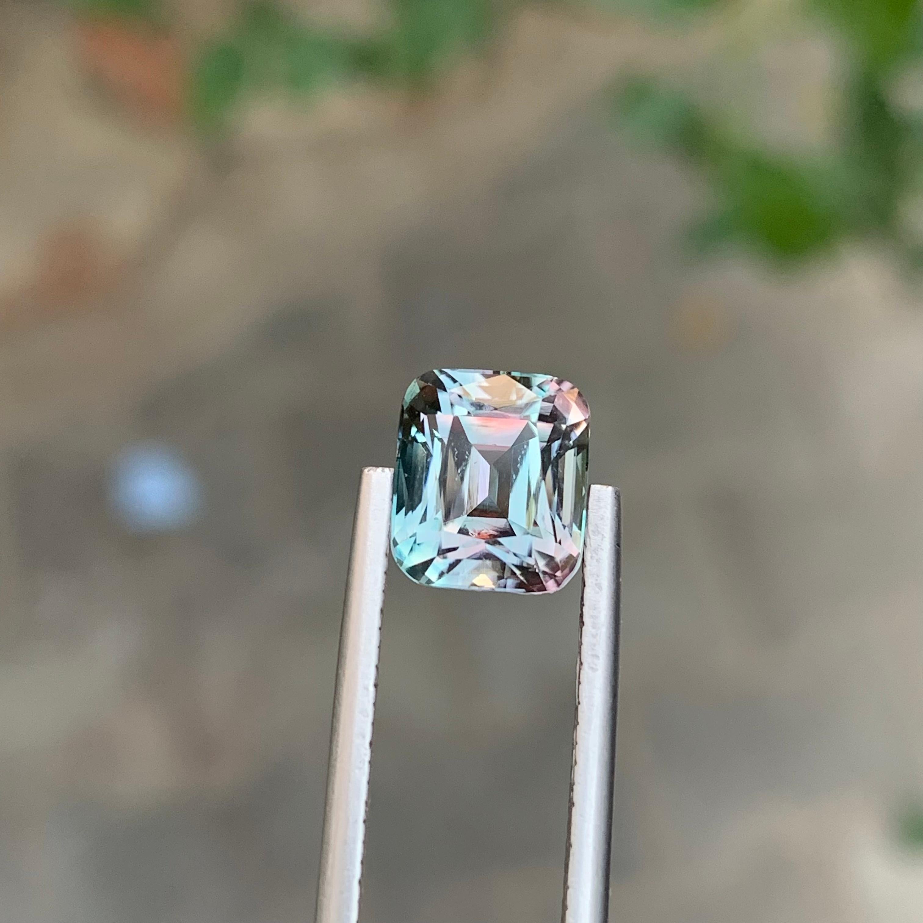Gema Turmalina Natural Suelta de 3,25 Quilates Color Teal con Tono Rosa en venta 1