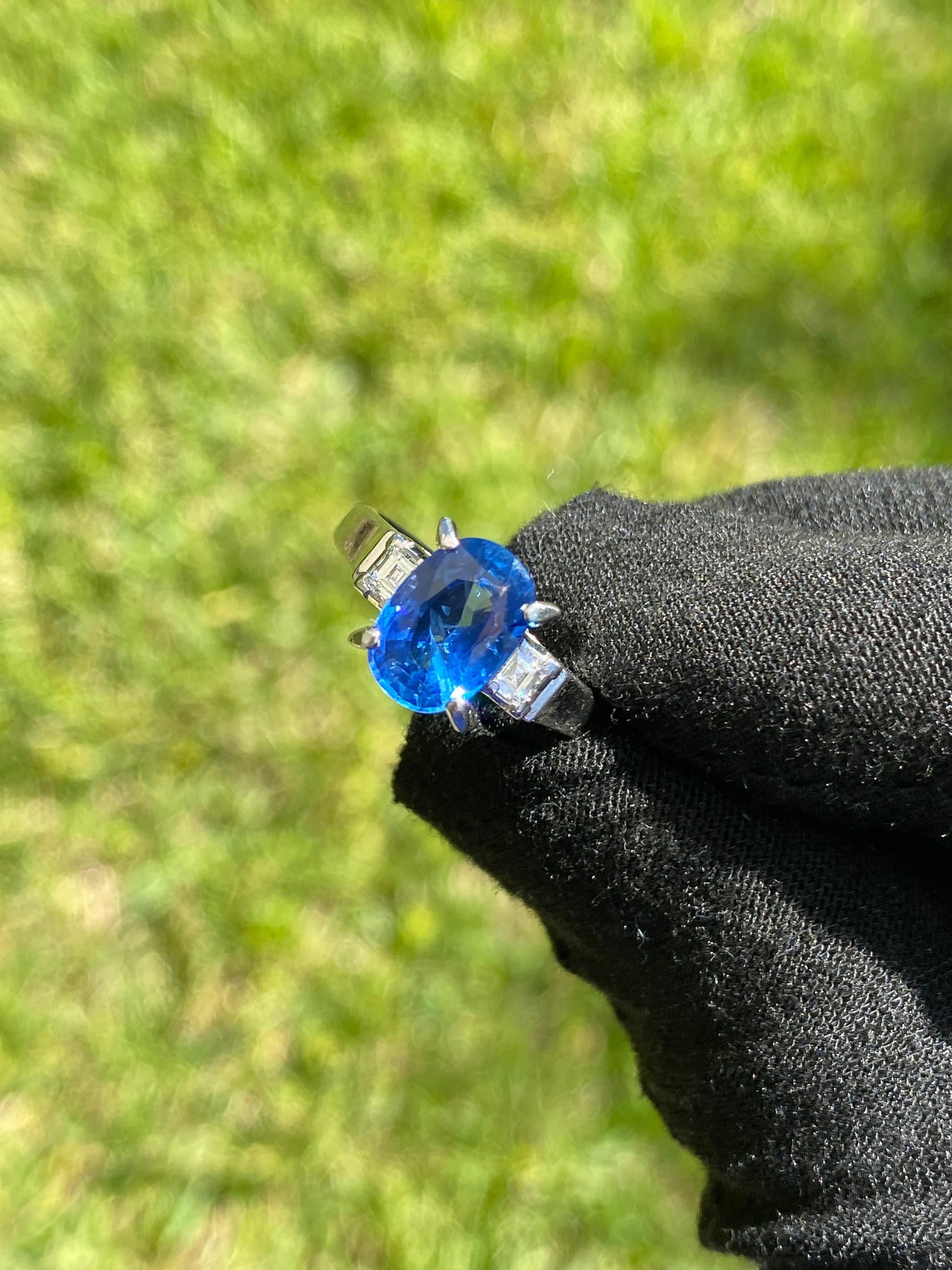 Saphir bleu naturel de 3,25 carats de taille ovale serti dans une bague en platine en vente 4