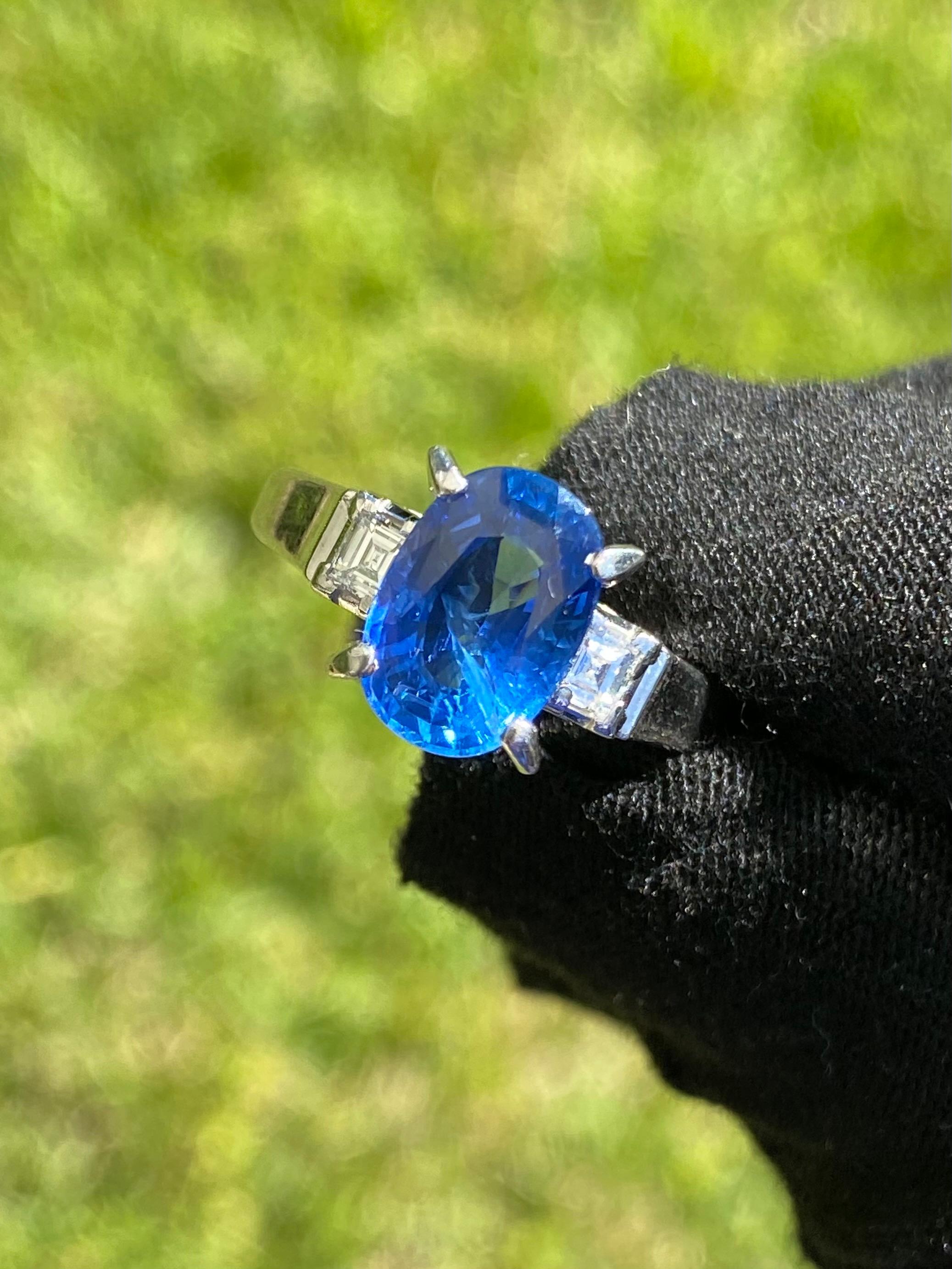 Vif saphir bleu naturel serti en platine et orné de 0,23 carats de diamants taille baguette. Cette bague vintage est une bague de fiançailles ou de déclaration idéale. 

Le saphir central est d'une couleur profonde magnifique et vibrante qui reflète