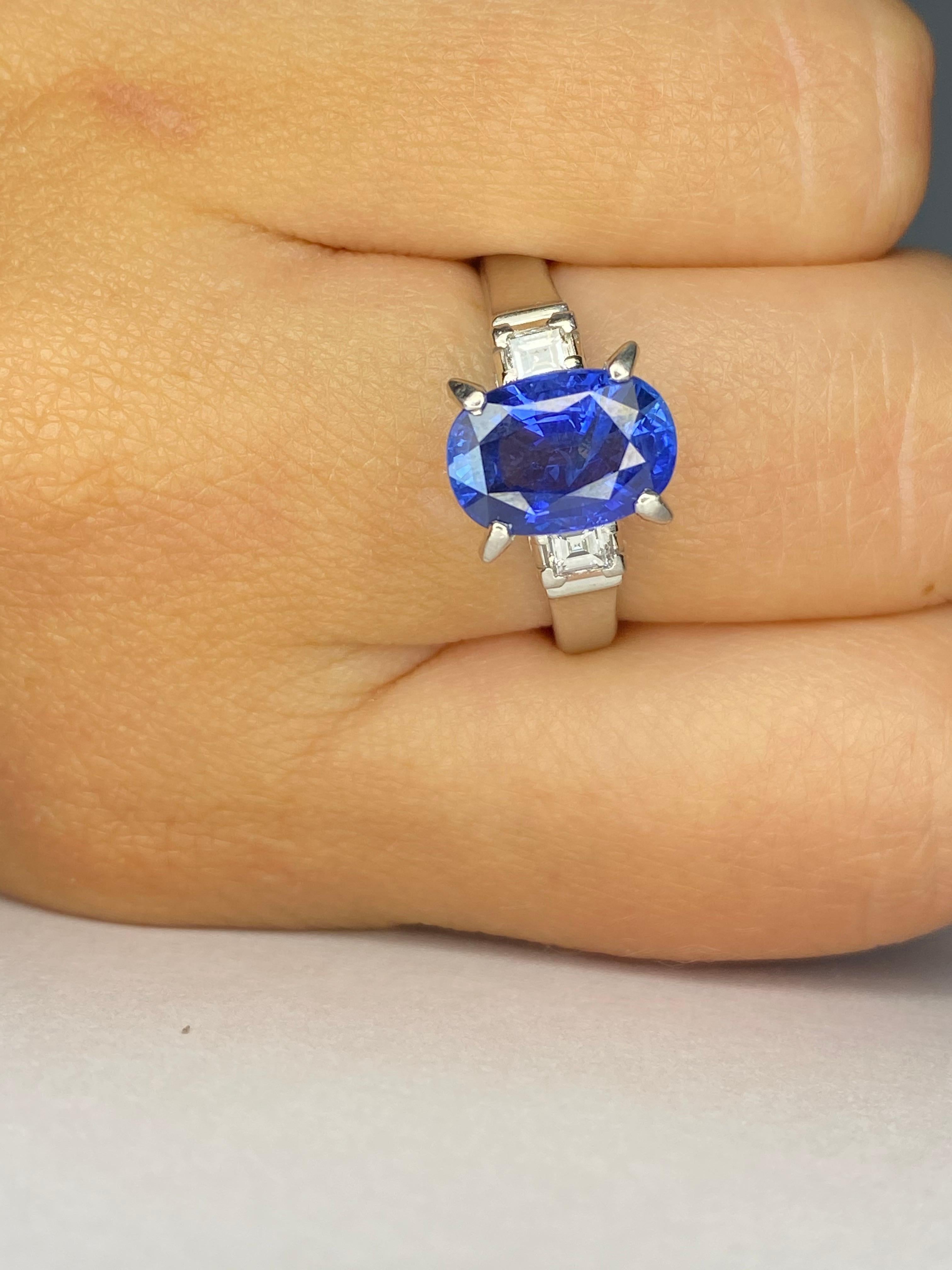 Saphir bleu naturel de 3,25 carats de taille ovale serti dans une bague en platine en vente 3