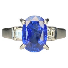 Anello con zaffiro blu naturale taglio ovale da 3,25 carati incastonato in platino