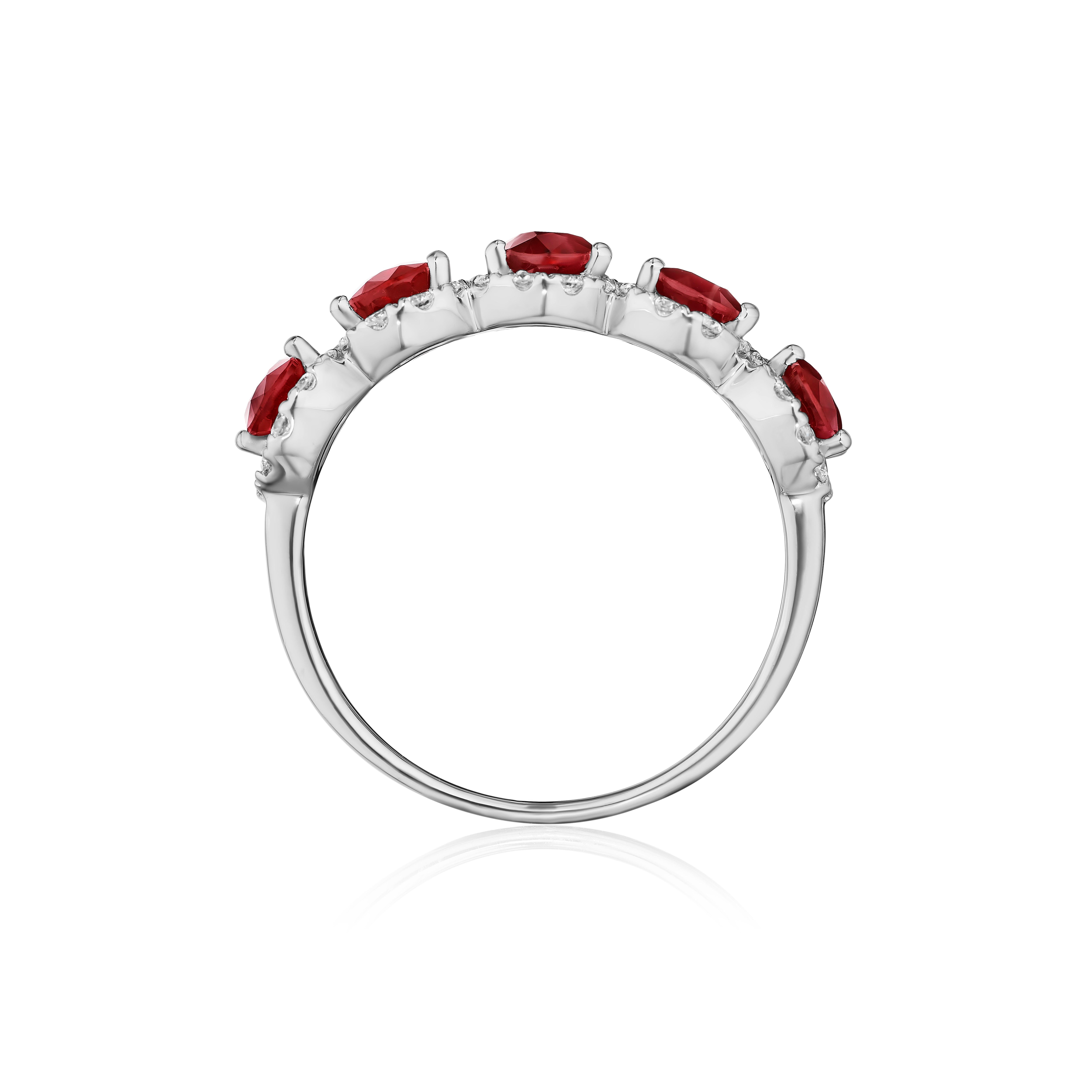 Taille ovale Anneau en or 14 carats, rubis ovale et diamants ronds de 3,25 carats en vente