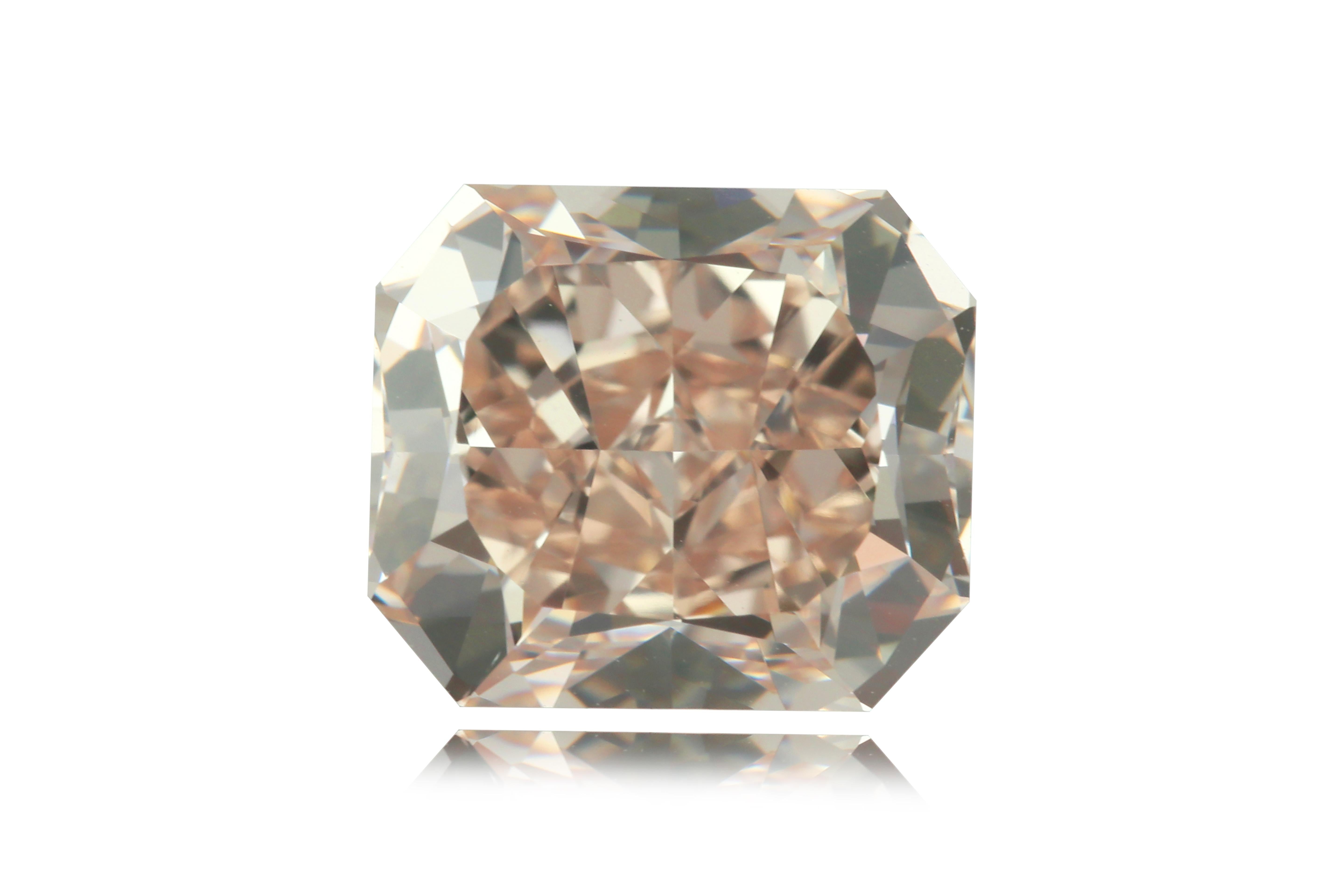 Dieser 3,25-Karat-Diamant im Radiant-Schliff mit braun-rosa Fancy-Farben ist eine faszinierende Rarität und strahlt mit seiner bezaubernden Mischung aus rosafarbenen Untertönen und erdigen Brauntönen Wärme und Raffinesse aus. Der vom GIA