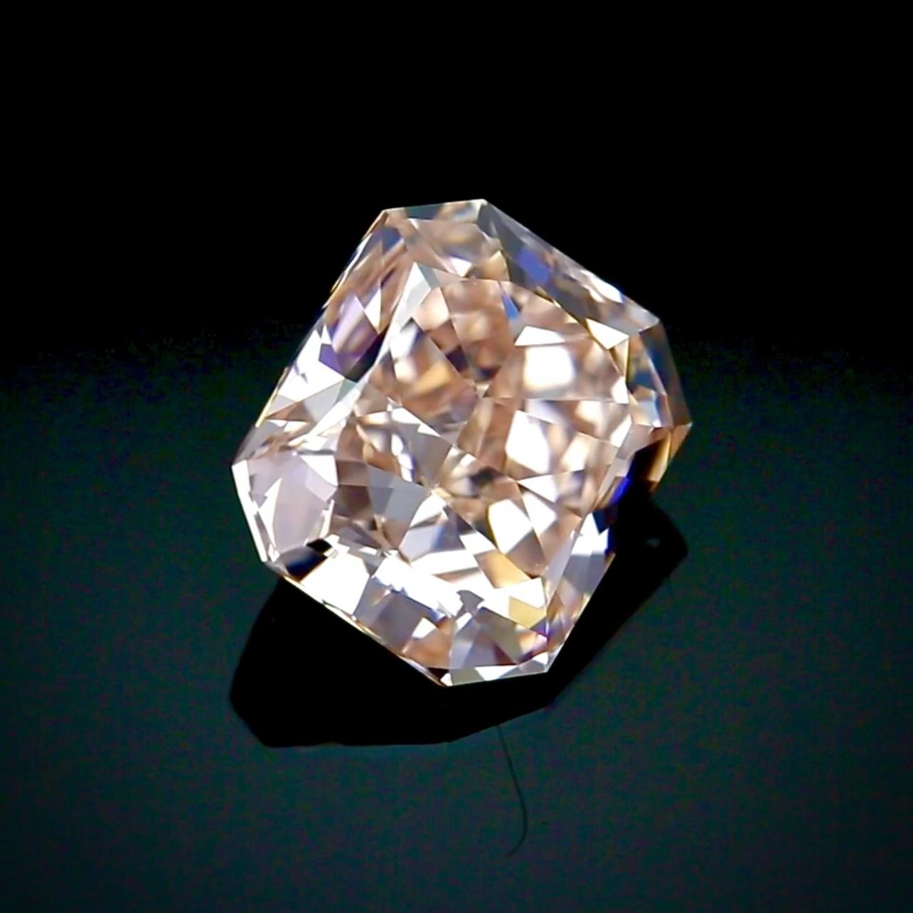3,25 Karat Diamant im Radiant-Schliff, braun-rosa, Reinheit VS2 - GIA zertifiziert (Radiantschliff) im Angebot
