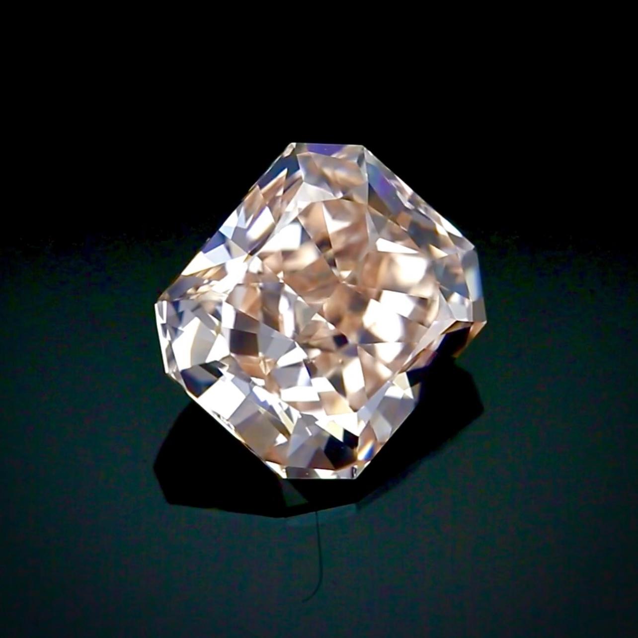 3,25 Karat Diamant im Radiant-Schliff, braun-rosa, Reinheit VS2 - GIA zertifiziert im Zustand „Neu“ im Angebot in Ramat Gan, IL