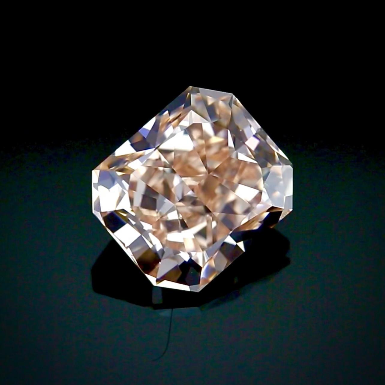 3,25 Karat Diamant im Radiant-Schliff, braun-rosa, Reinheit VS2 - GIA zertifiziert für Damen oder Herren im Angebot