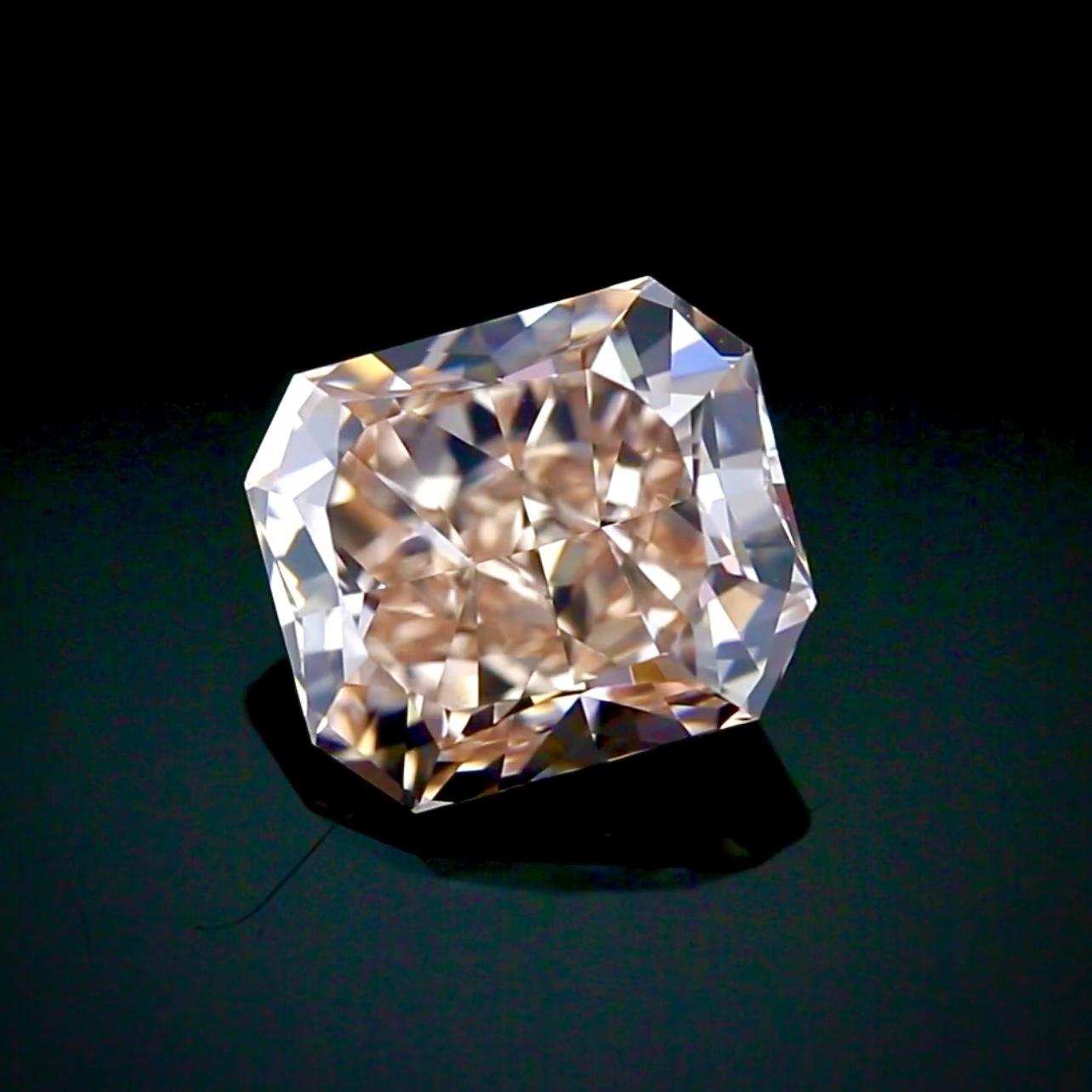 3,25 Karat Diamant im Radiant-Schliff, braun-rosa, Reinheit VS2 - GIA zertifiziert im Angebot 3