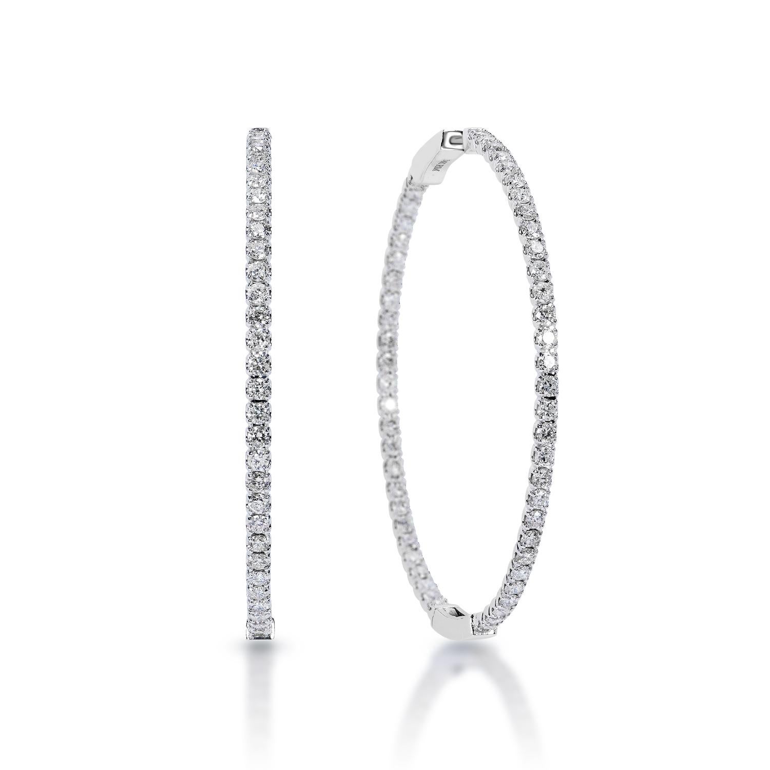 Diamant-Reifenohrringe:
Circle Hoop Ohrringe eine Reihe von Diamanten innen und außen.  der Durchmesser beträgt etwas weniger als 2 Zoll


Karatgewicht: 3,27 Karat, (110 Diamanten)
Form: Runder Brillantschliff
Metall: 14 Karat in Weißgold 9,05 Gramm