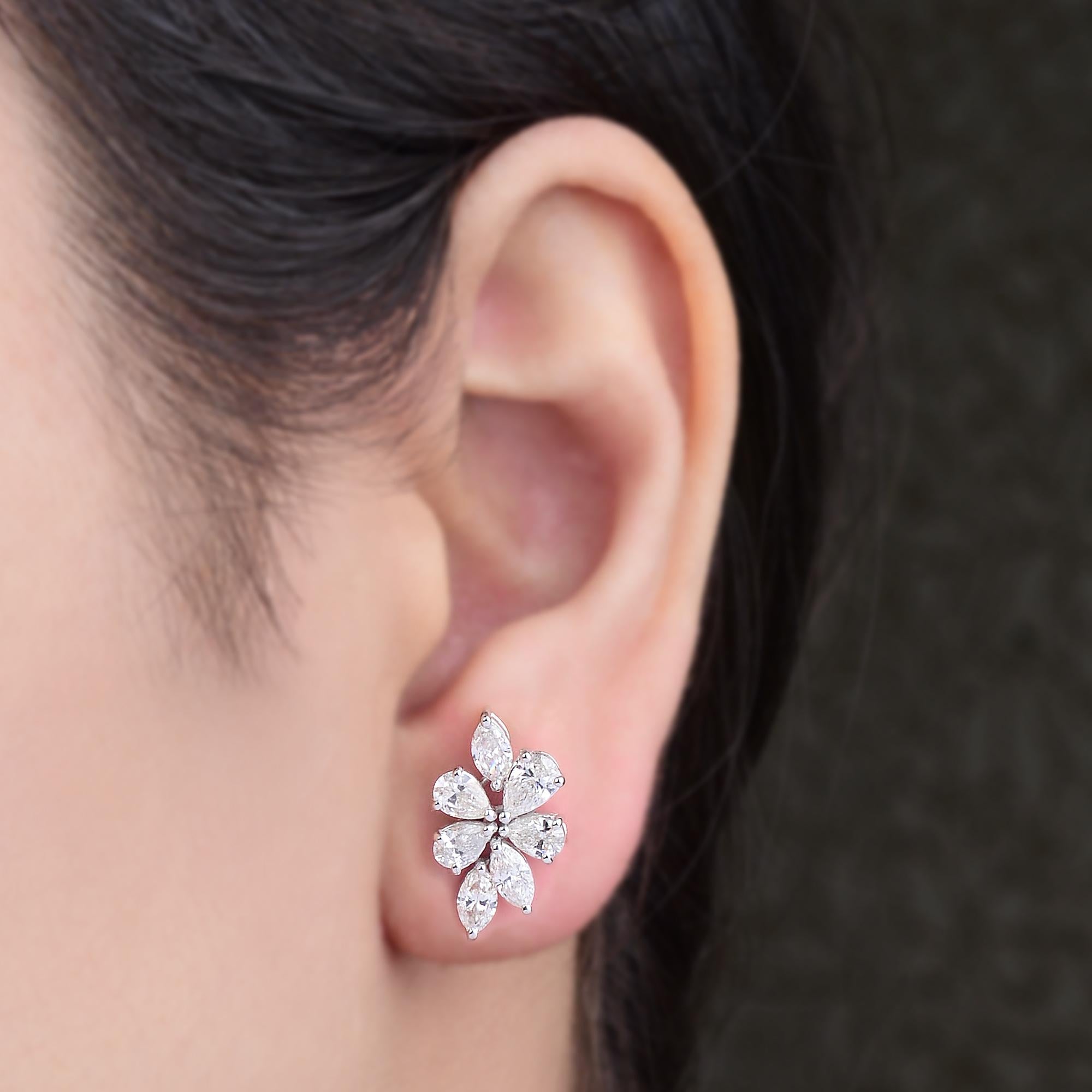 Questi orecchini a grappolo di diamanti in oro bianco 14 carati da 3,25 carati SI/H Pear Marquise sono caratterizzati da un lussuoso design a grappolo d'ispirazione floreale, realizzato con diamanti taglio pera e marquise che formano delicate forme