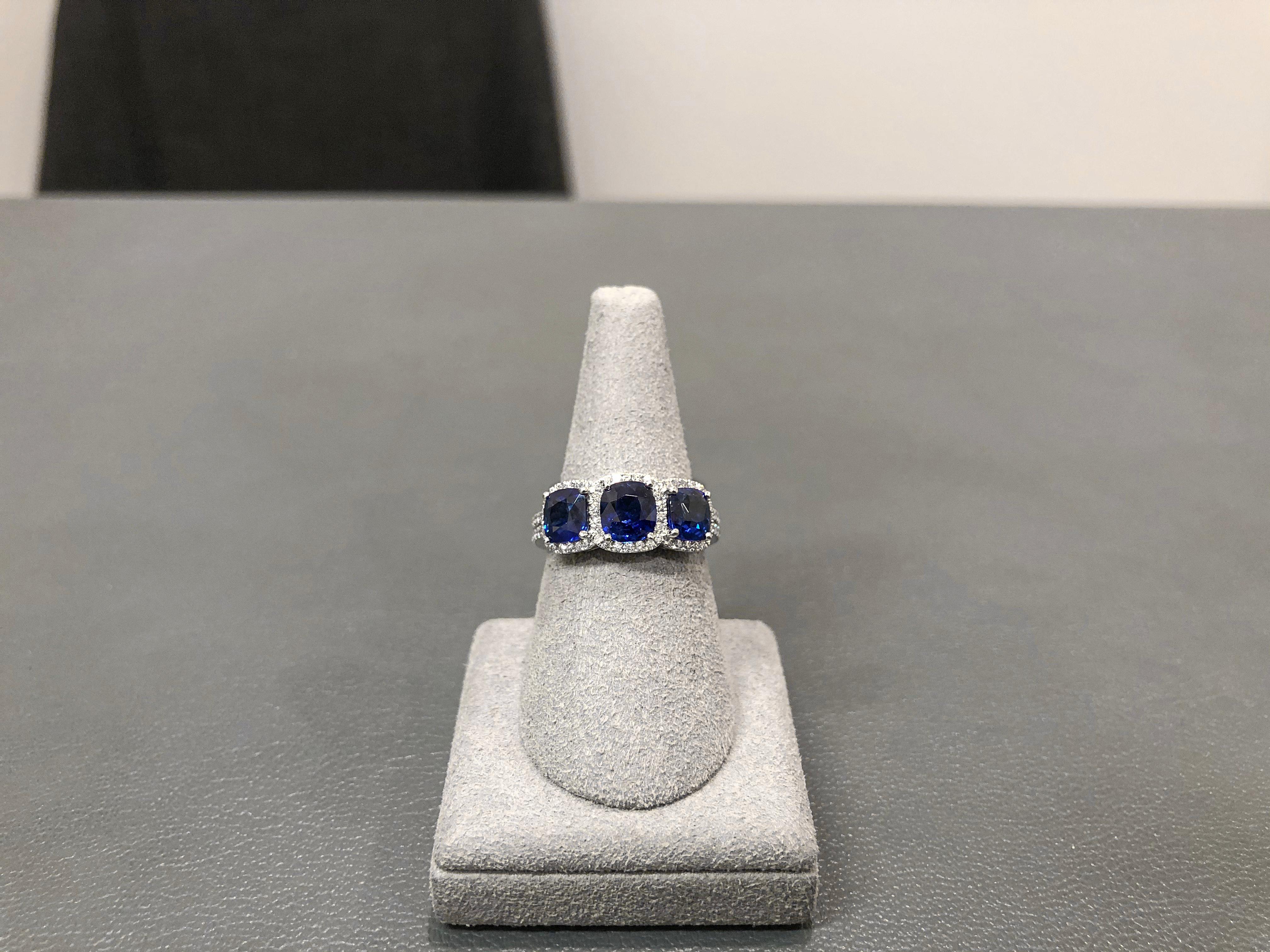 Verlobungsring mit 3,25 Karat blauem Saphir im Kissenschliff und Diamanten mit drei Steinen und Halo im Angebot 1