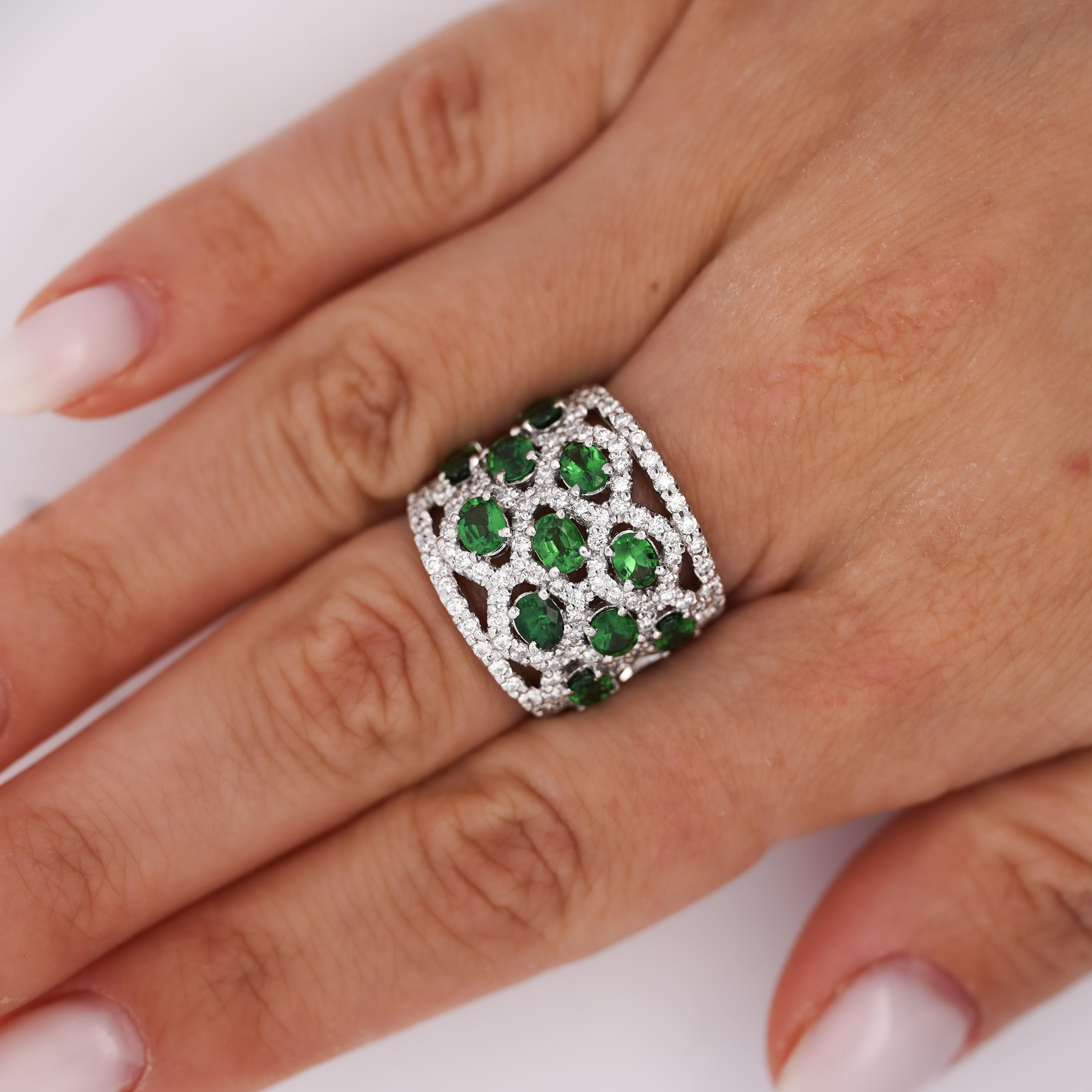Anello cocktail con granato tsavorite naturale e diamanti in platino con 3,25 carati di granati tsavorite ovali e 1,51 carati di diamanti in una fascia ondulata traforata. Taglia 7, regolabile, pesa 20 grammi e ha una larghezza del viso di 19,7