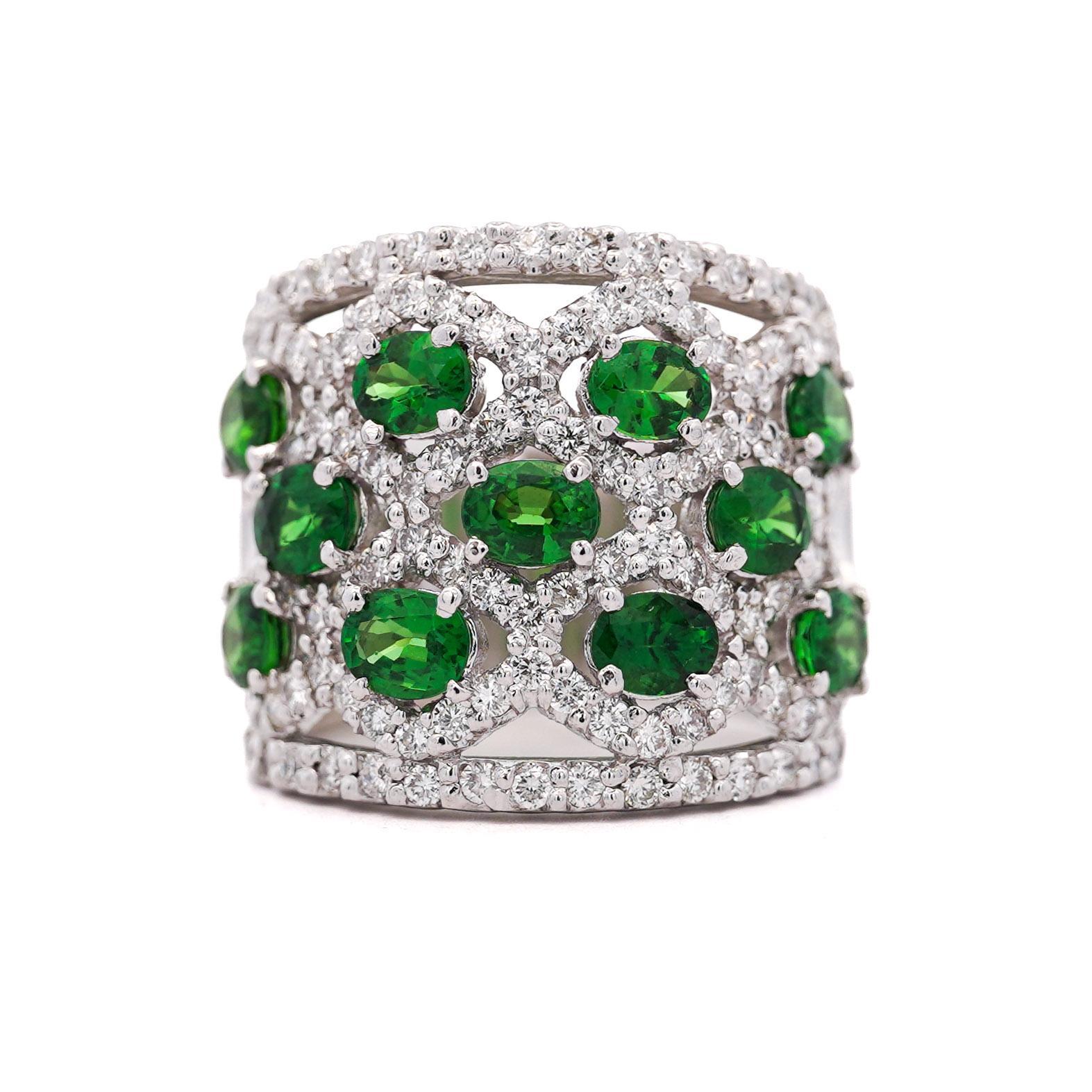 Anello a fascia larga ondulata in platino con granato tsavorite e diamanti da 3,25 carati In condizioni ottime in vendita a Miami, FL