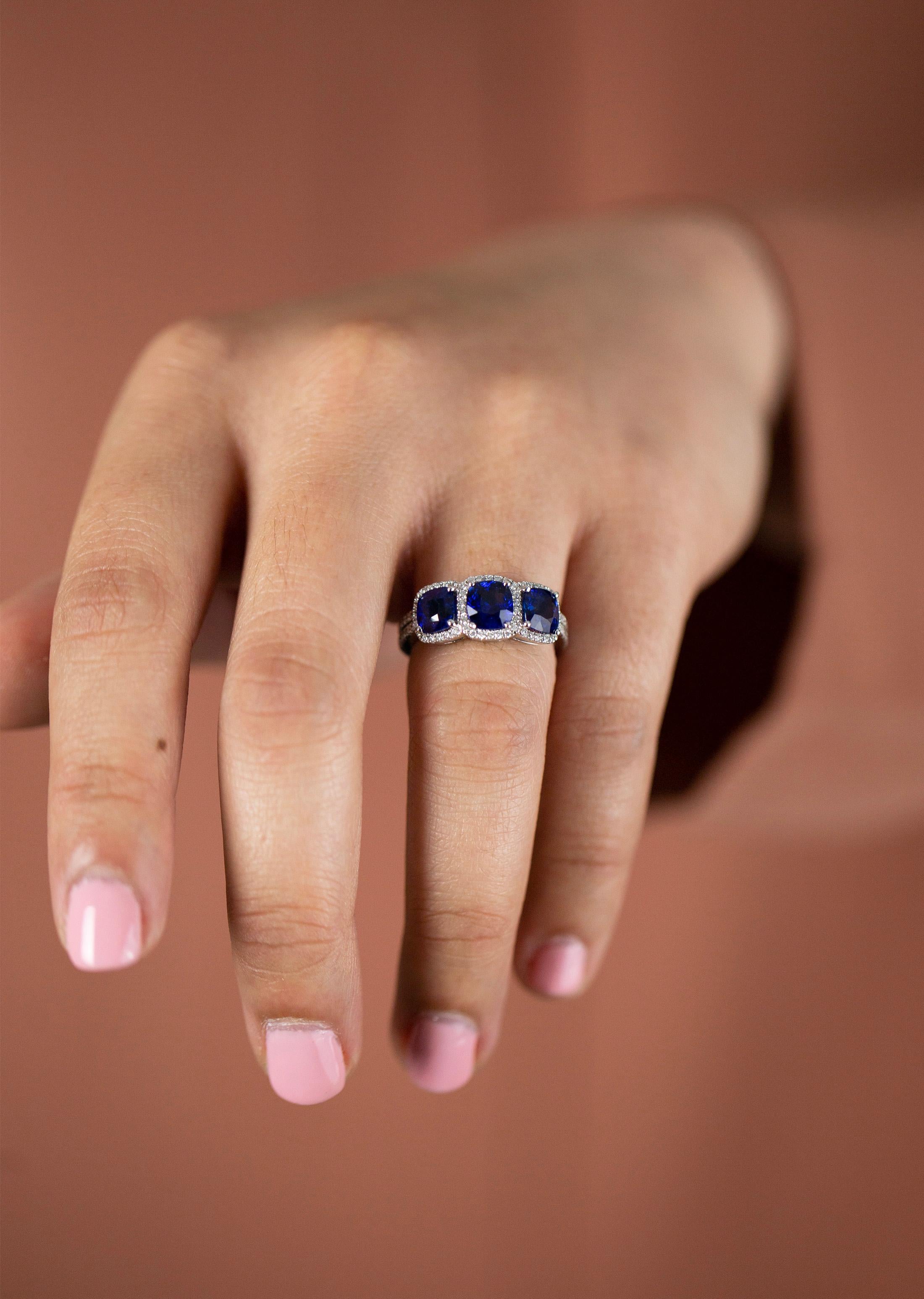 Verlobungsring mit 3,25 Karat blauem Saphir im Kissenschliff und Diamanten mit drei Steinen und Halo (Zeitgenössisch) im Angebot