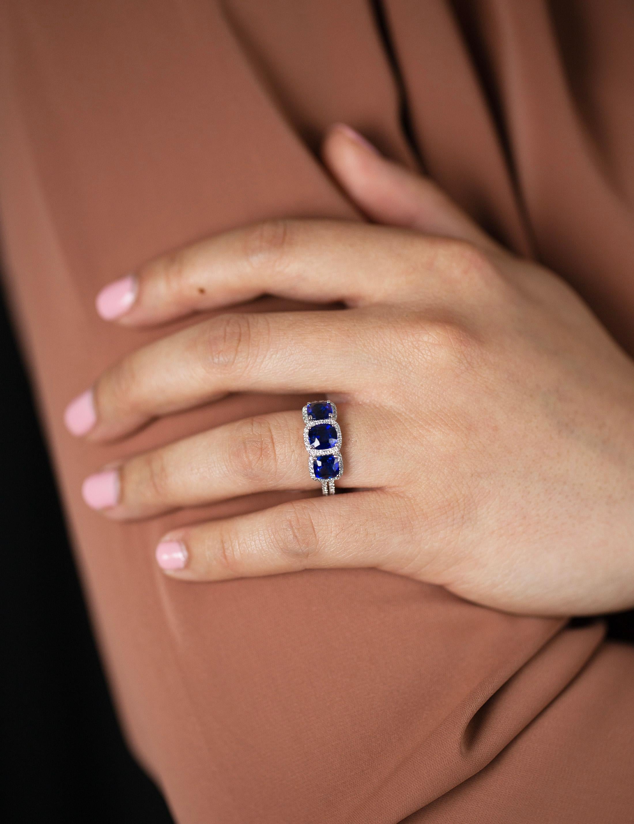 Verlobungsring mit 3,25 Karat blauem Saphir im Kissenschliff und Diamanten mit drei Steinen und Halo Damen im Angebot