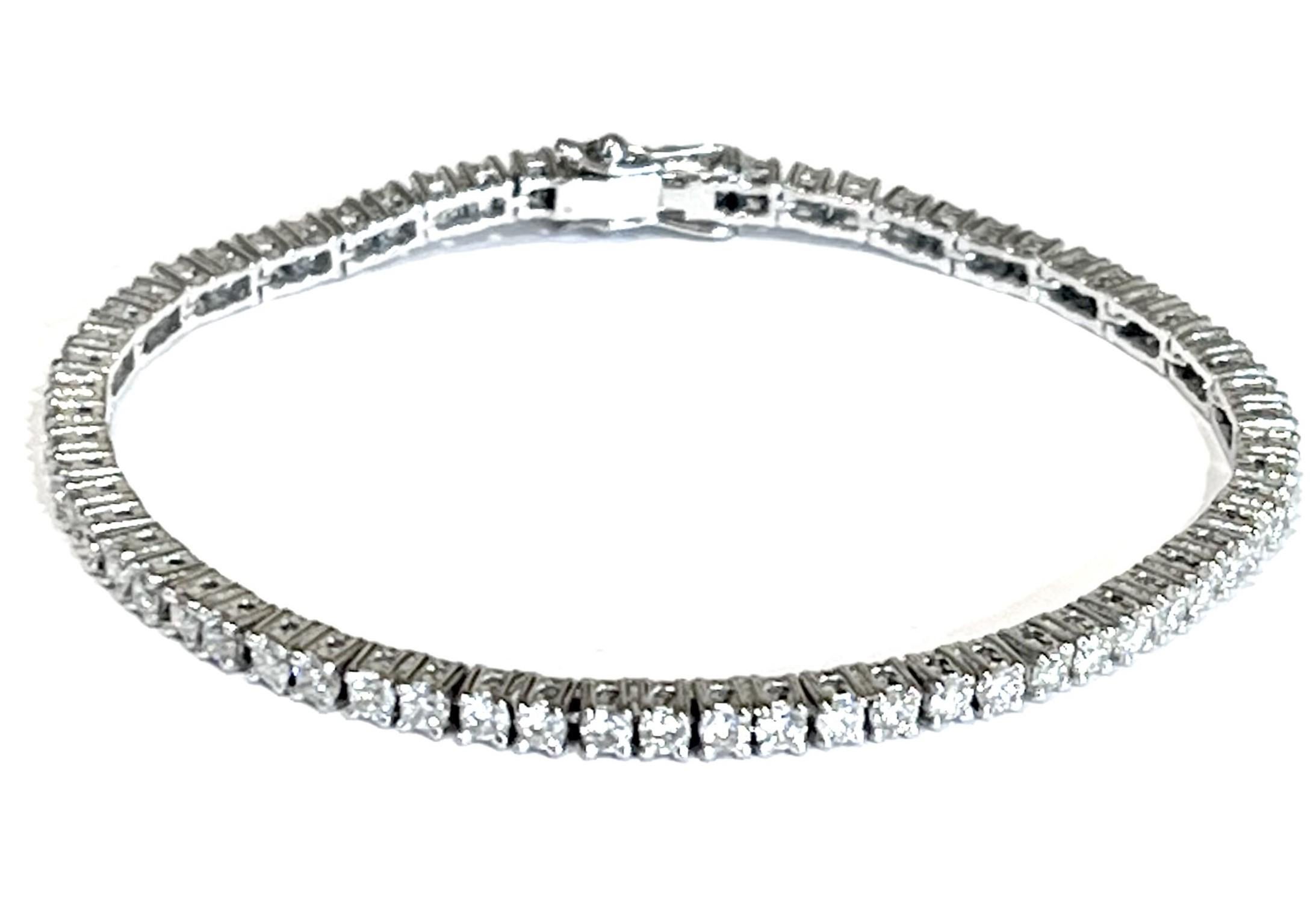 Tennis bracelets in white gold set with brilliant-cut natural diamonds.

Estimated total weight of diamonds: 3.25 carats

Dimensions : 3 x 3.55 mm (0.118 x 0.139 inch)

Length : 18 cm (7.08 inch)

Bracelet weight: 12.80 g

18 carat white gold,