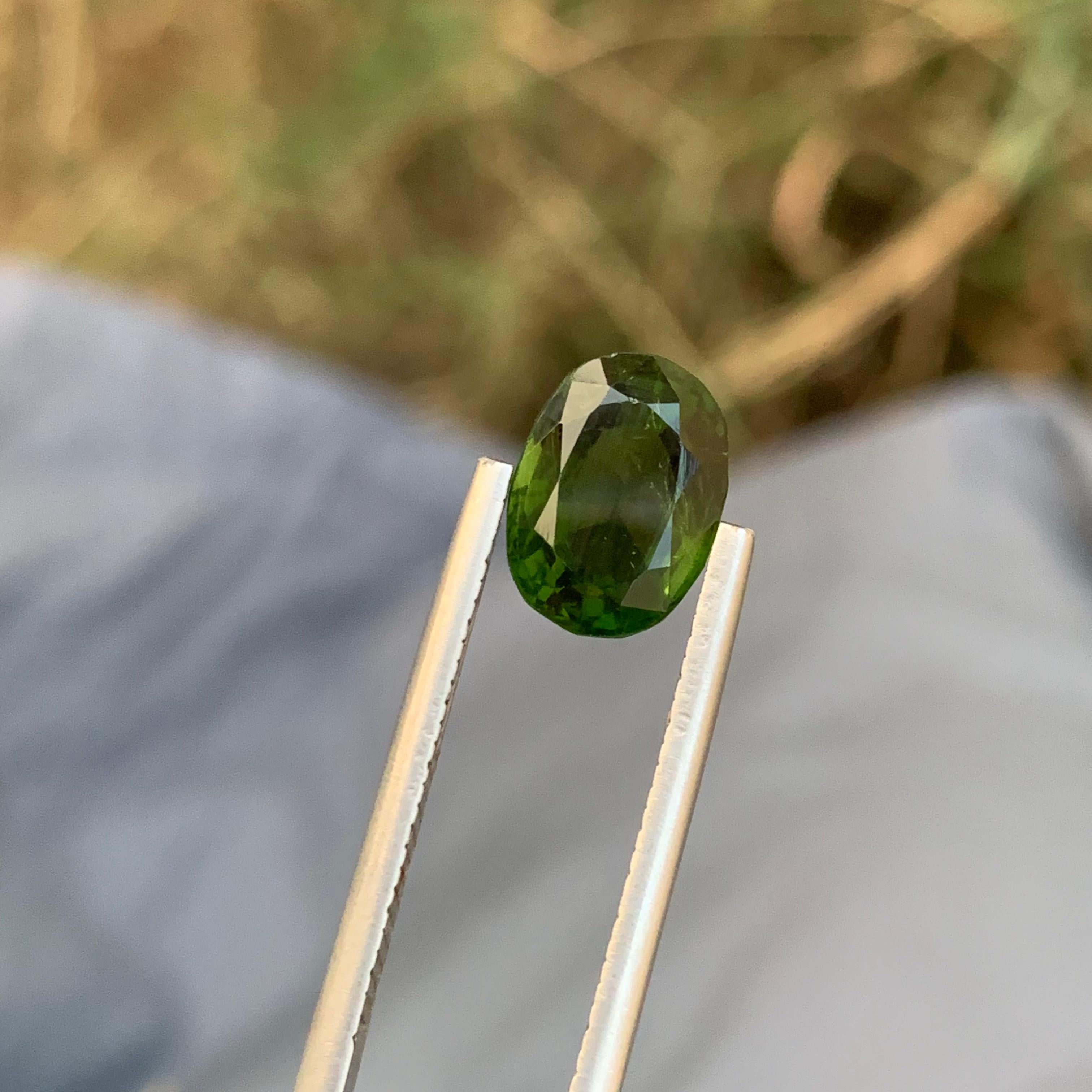 Arts and Crafts Bague en tourmaline vert foncé facetté de 3,25 carats, pierre précieuse de forme ovale en vente