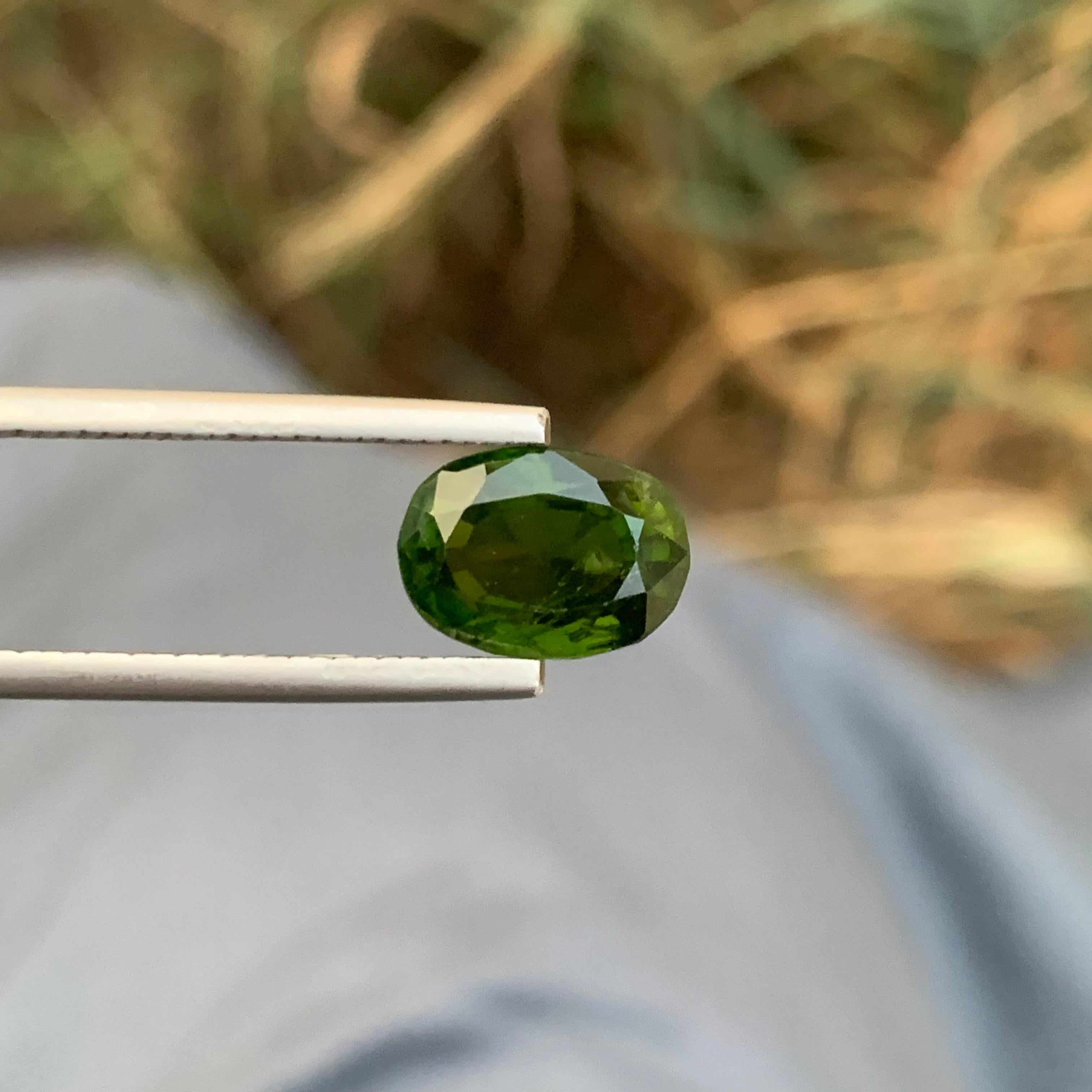 Bague en tourmaline vert foncé facetté de 3,25 carats, pierre précieuse de forme ovale en vente 3