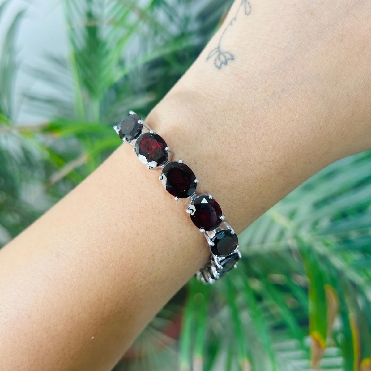 Women's 32.5 Carats Garnet Gemstone Silver Tennis Bracelet Luxury Jewelry Gift For Sale
