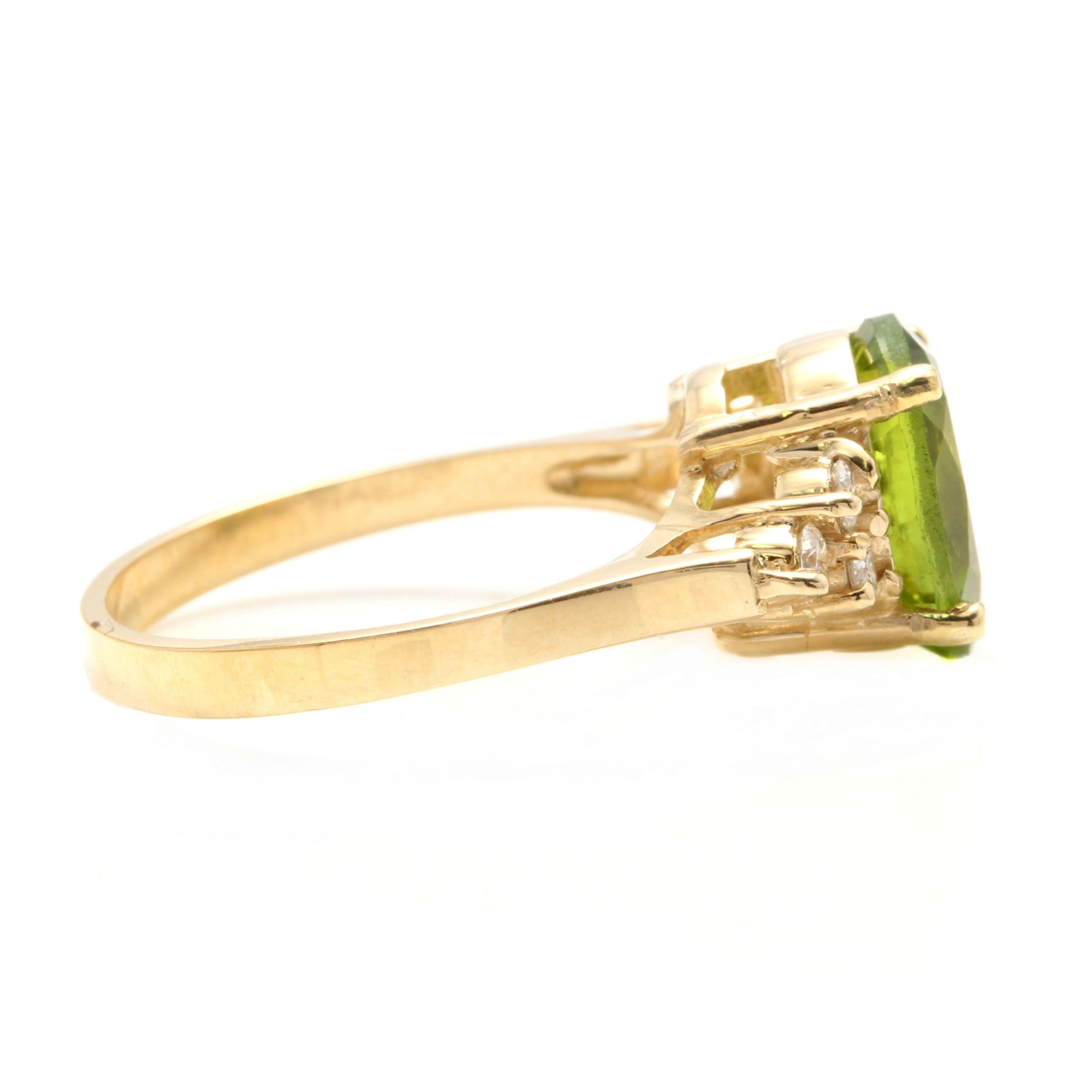 3,25 Karat beeindruckender Ring mit natürlichem Peridot und Diamant aus 14 Karat Gelbgold (Gemischter Schliff) im Angebot
