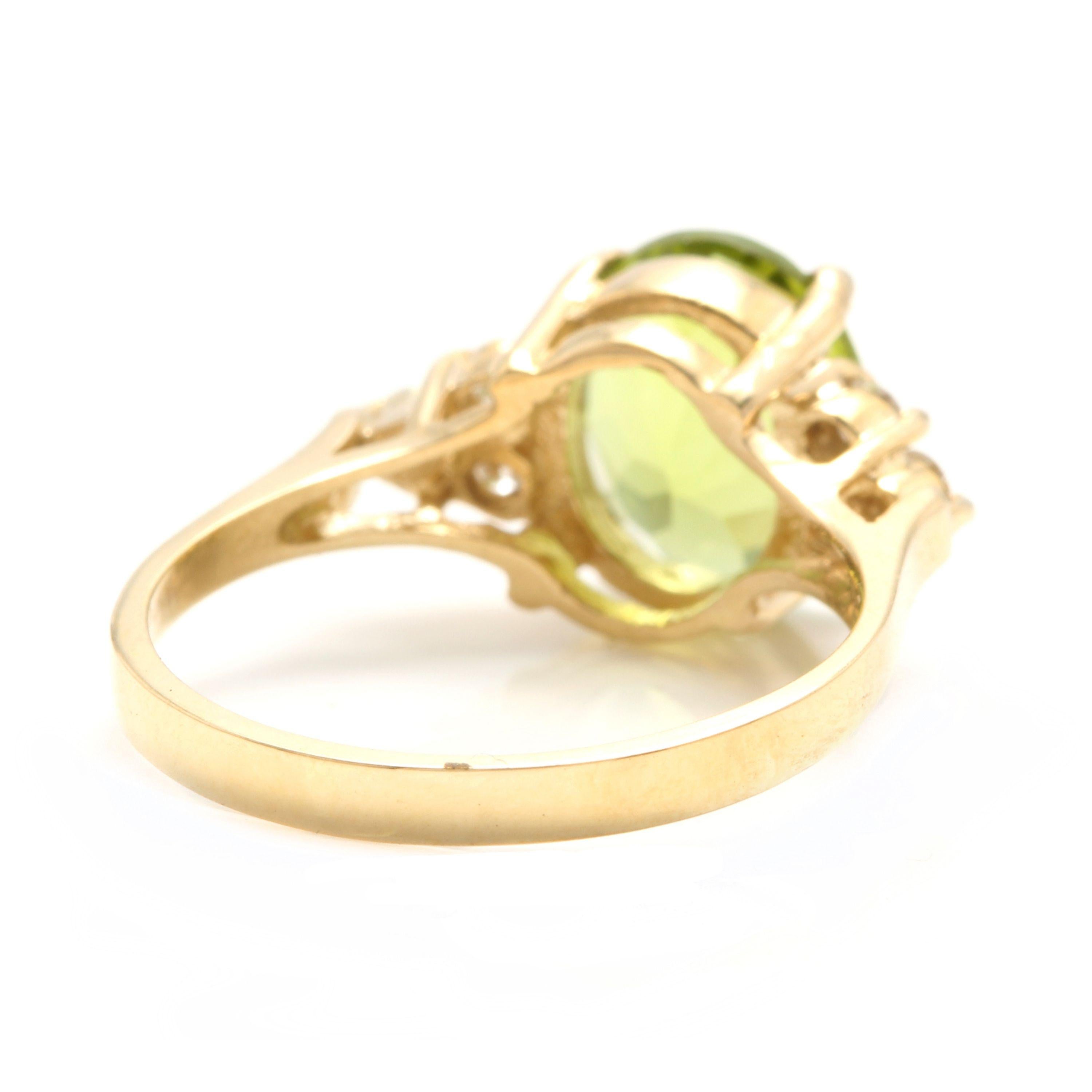3,25 Karat beeindruckender Ring mit natürlichem Peridot und Diamant aus 14 Karat Gelbgold im Zustand „Neu“ im Angebot in Los Angeles, CA