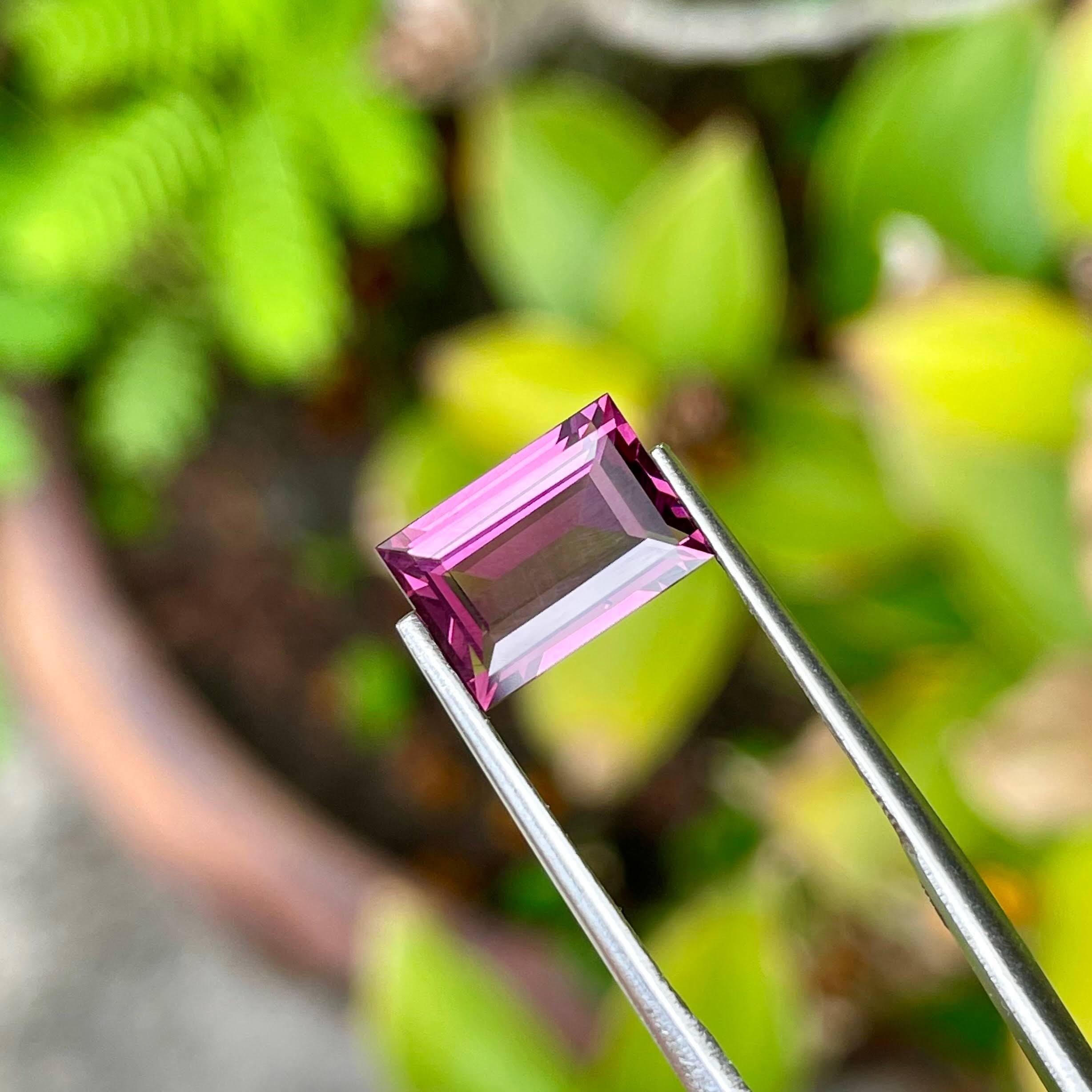 3.25 Carats Purplish Pink Burmese Spinel Baguette Cut Natural Gemstone In New Condition For Sale In Bangkok, TH