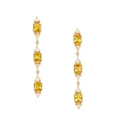 Boucles d'oreilles en or 18 carats avec saphir jaune taille radiant de 3,25 carats et trillion de diamants