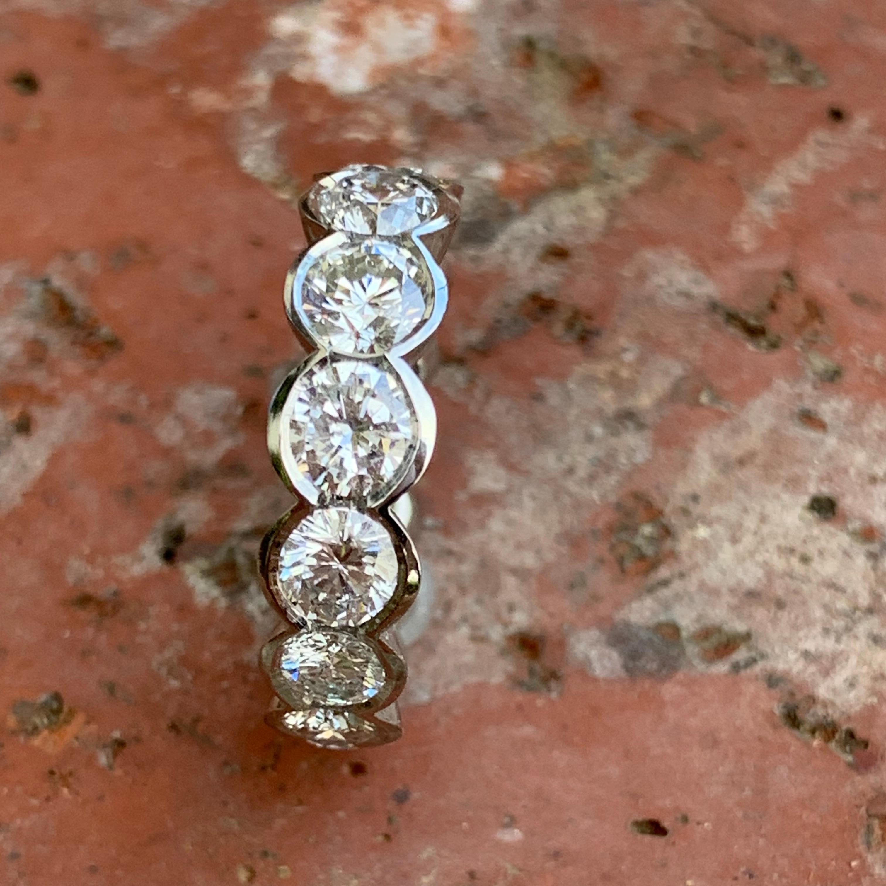 4736

Este anillo es muy muy difícil de hacer correctamente, fíjate en que entre los diamantes casi no hay espacio, en realidad están a 1/10 de mm de distancia el uno del otro. Esto da a la banda el aspecto de diamantes que fluyen por todo el