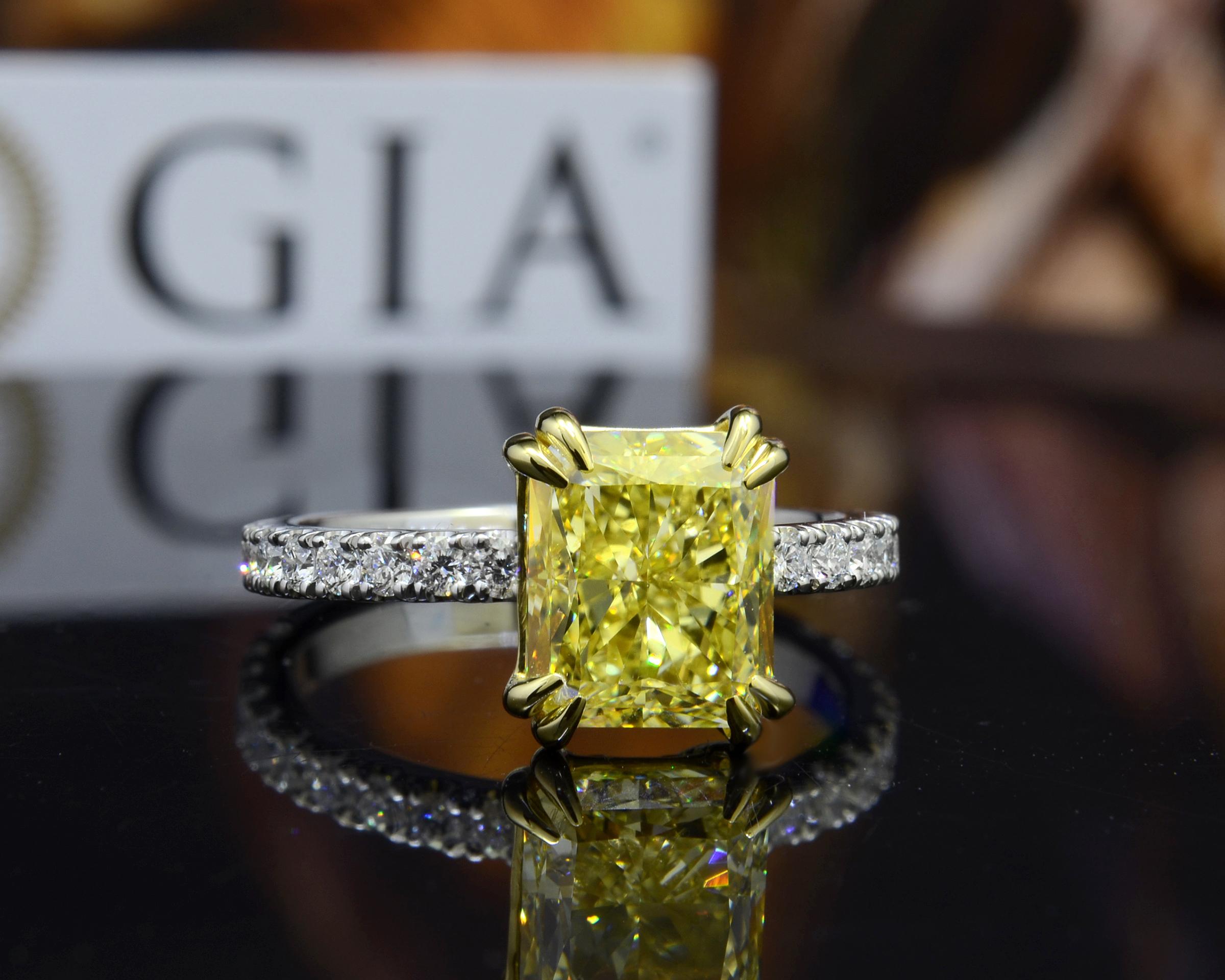 Radiant Cut 3.25 Ct Elongated Radiant Canary Fancy Light Yellow Engagement Ring VS2 GIA Cert For Sale