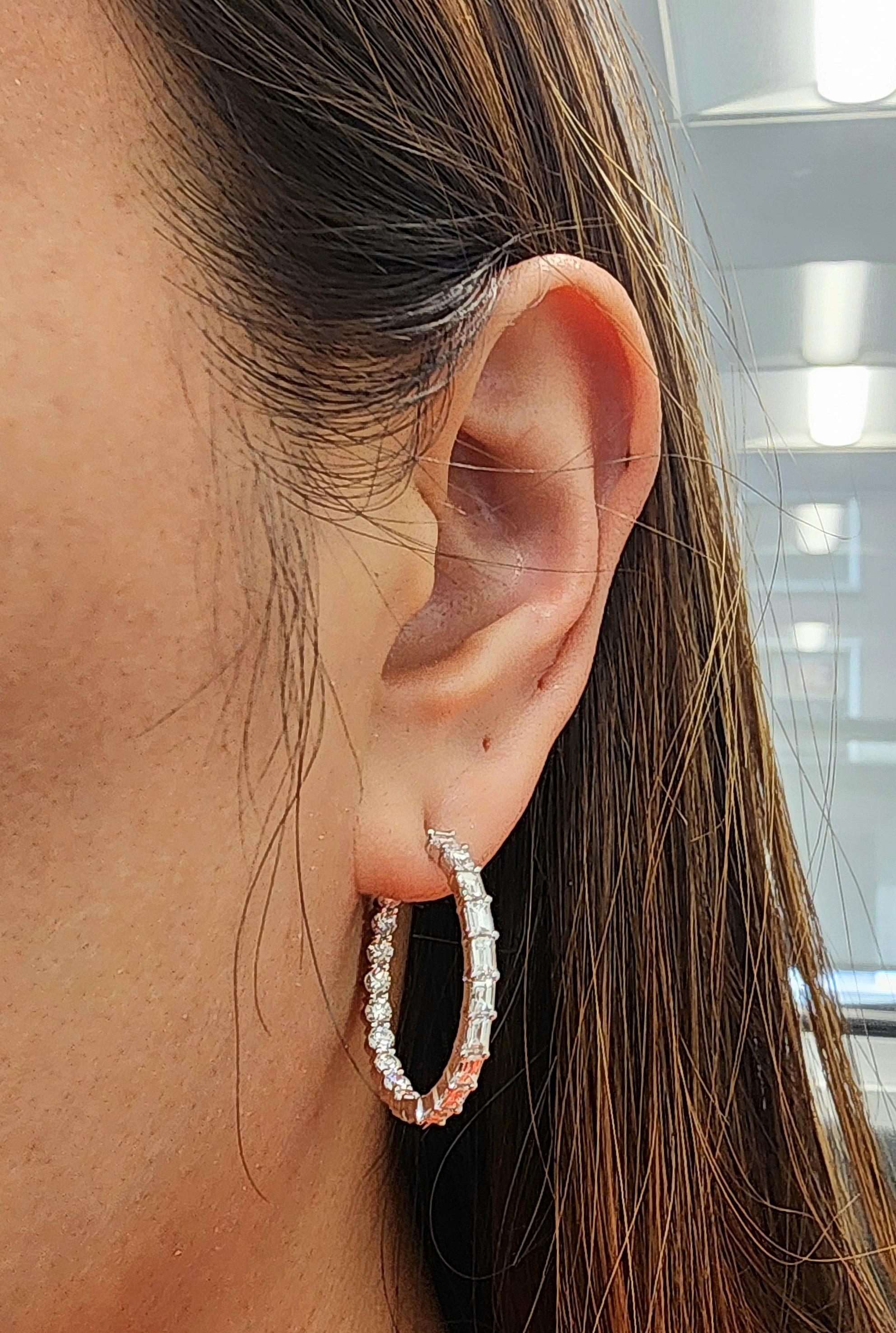 Diese atemberaubenden Reif-Ohrringe zeigen Diamanten im Mischschliff mit einem Gewicht von etwa 3,25 Karat, gefasst in 18 Karat Weißgold. Die Diamanten sind weiß, mit einem Farbgrad von E/F und einer Reinheit von VS1/VS2. Ein modernes, in den