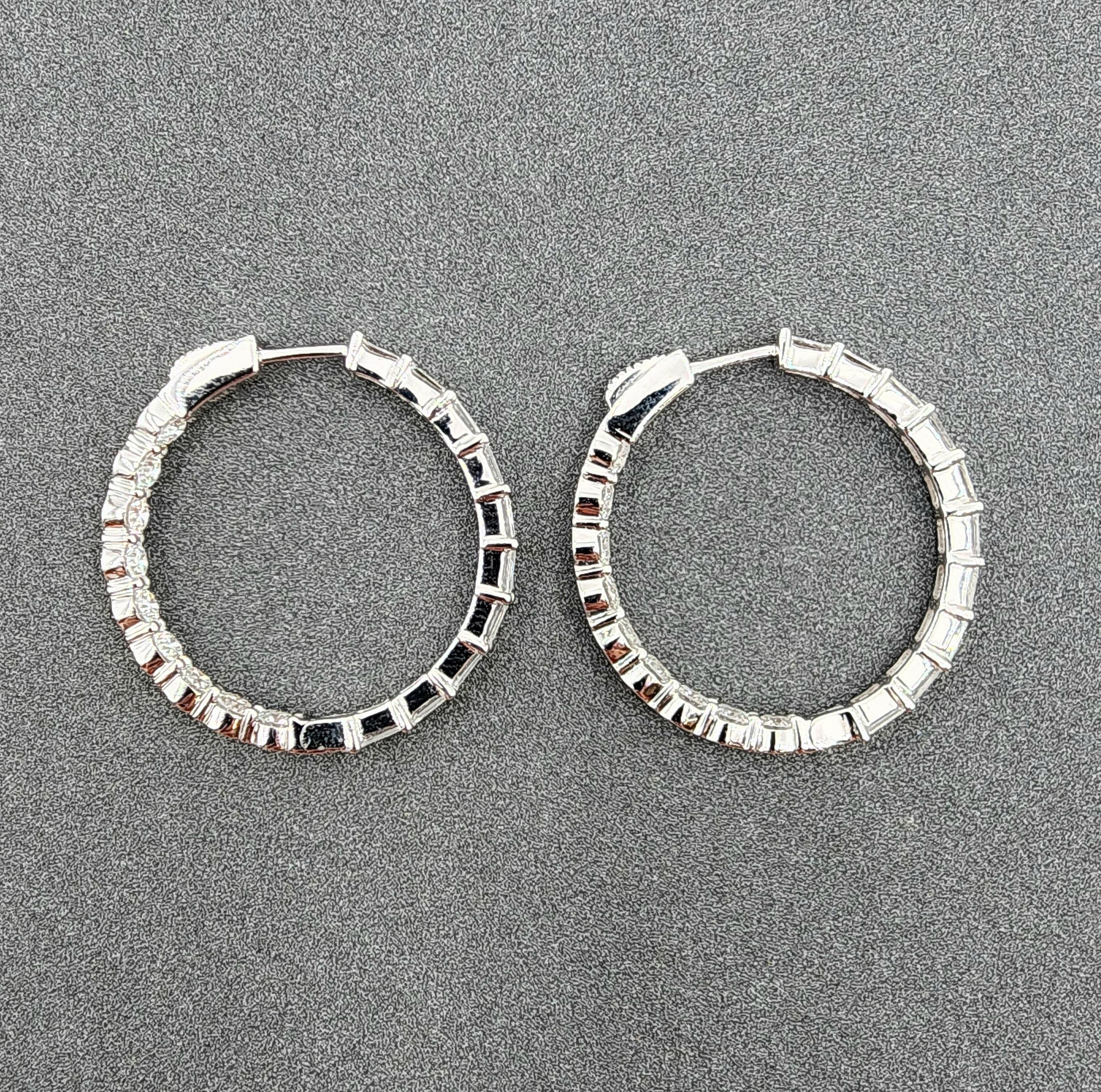 3,25 ct Smaragd & runde Diamant-Ohrringe (Gemischter Schliff) im Angebot