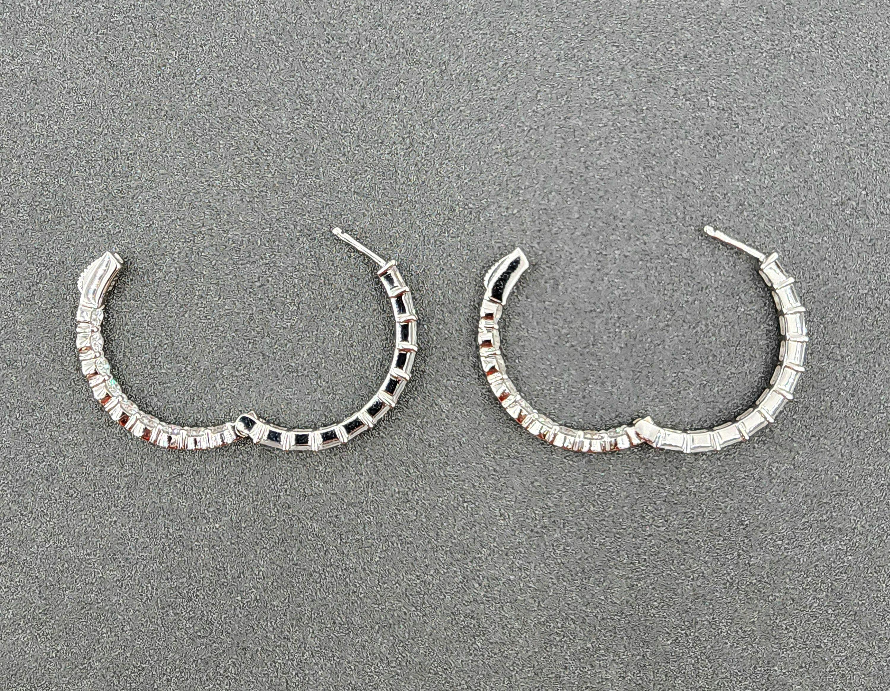 3,25 ct Smaragd & runde Diamant-Ohrringe im Zustand „Neu“ im Angebot in Chicago, IL